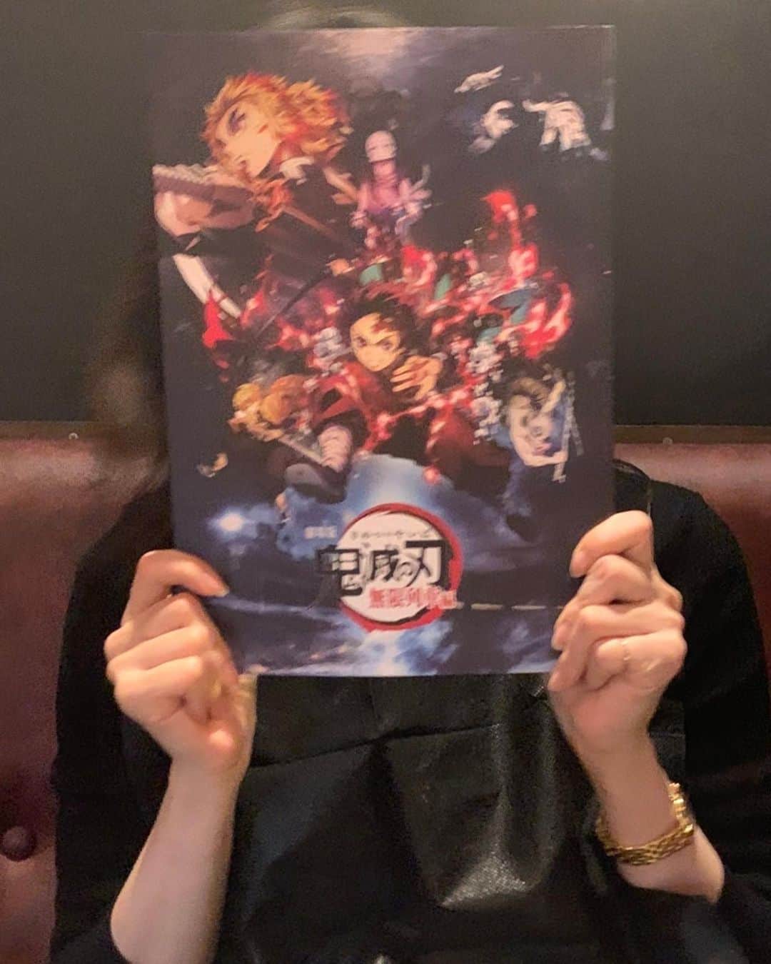 小橋めぐみのインスタグラム：「先日ようやく、無限列車編を。 心に火がつくようでした😢 映画後のビール🍺が、煉獄さん色に見えちゃった。 #鬼滅の刃」