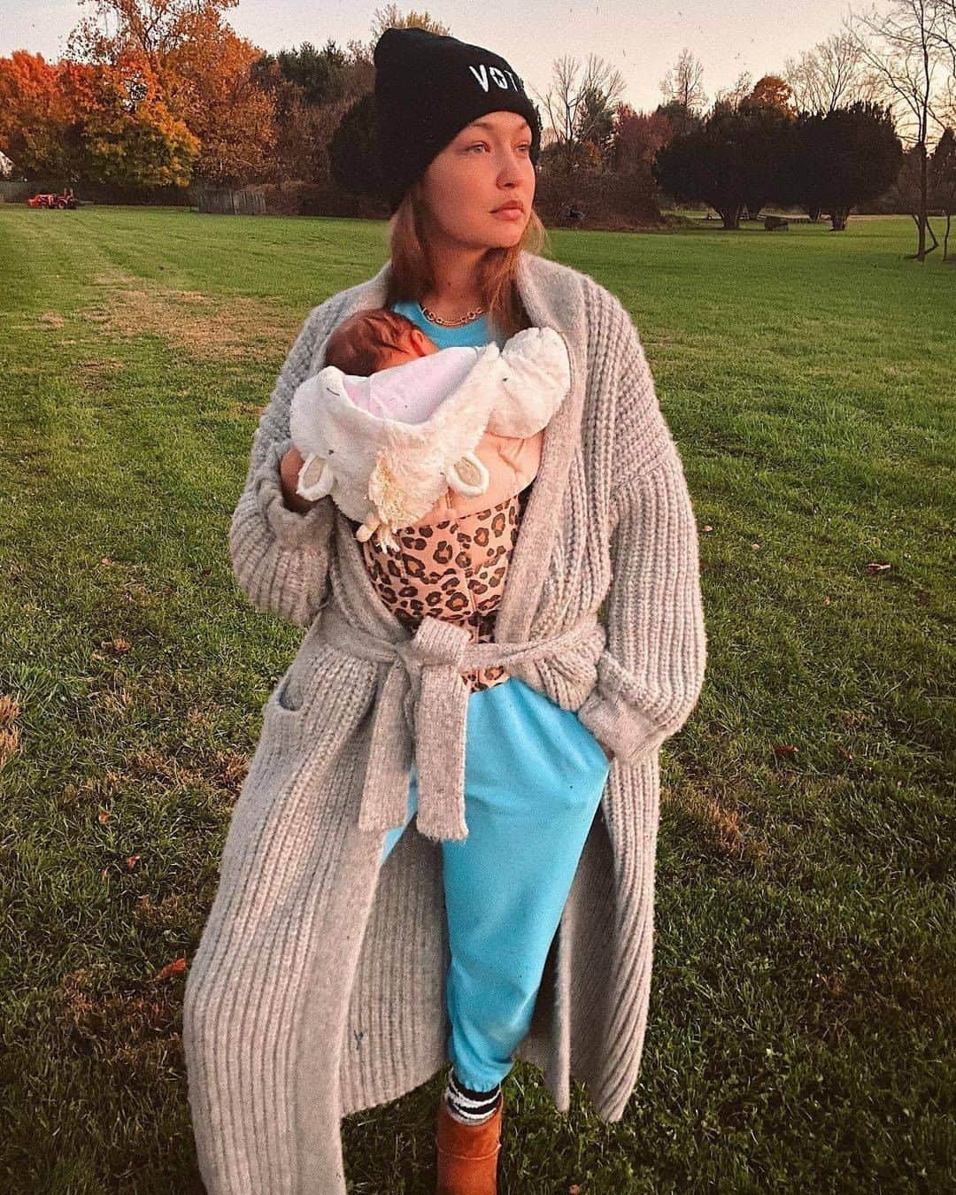 のインスタグラム：「It's worth working on a Sunday night if it means you get to share a Mama Gigi pic with the world ☺️ • 🔁 @gigihadid」