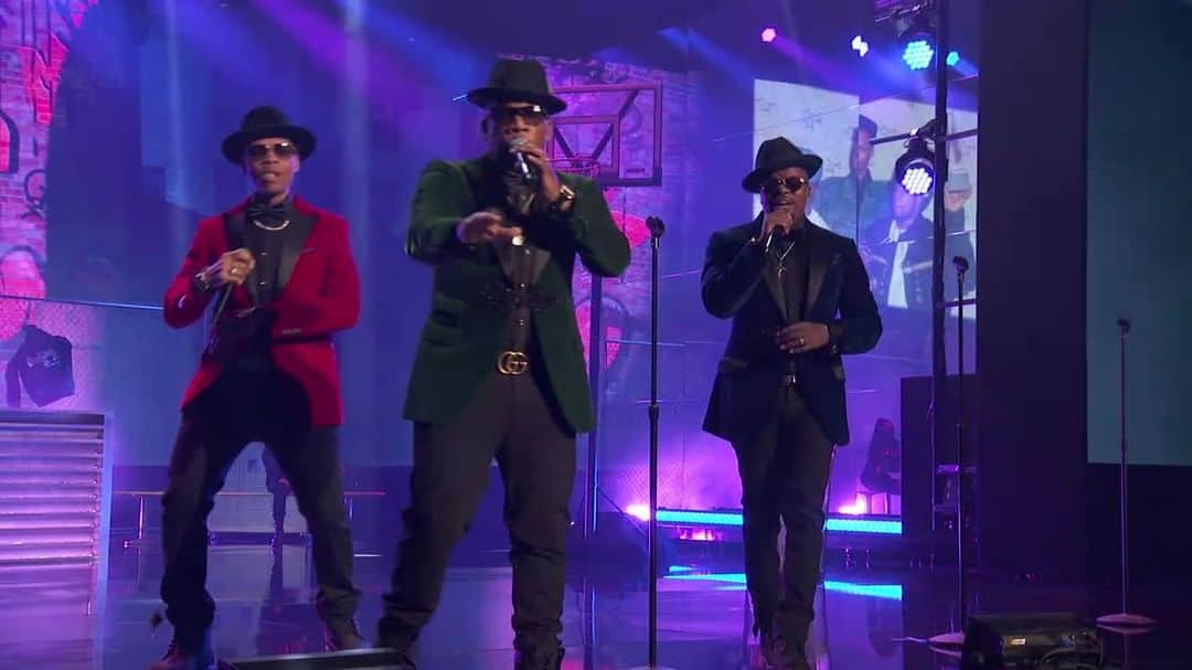 アメリカン・ブロードキャスティング・カンパニーのインスタグラム：「@officialbellbivdevoe's performance was dangerously... AMAZING 😱  Tune in to the #AMAs NOW on ABC!」