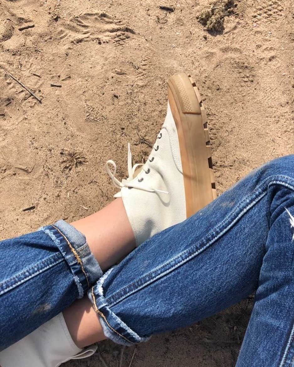 シービーズのインスタグラム：「Have you checked-out our fall Boot Collection yet? Head to our story where we’re sharing some of our favorite styles for dropping temps.  📷: @clairemalak」