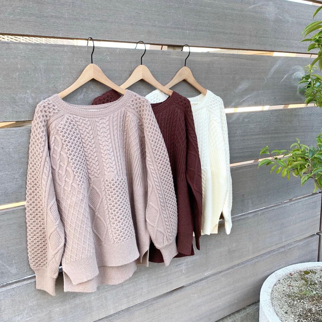 OZOCルミネエスト新宿店のインスタグラム：「﻿ ✔cable knit﻿ ﻿ ﻿ パッチワークデザインがポイント💕﻿ 冬の定番ケーブルニット🧶﻿ ﻿ 様々な編み地が組み合わさったデザインでおしゃれ見えしますよ🥰👏🏼﻿ ﻿ ニットの買い足しにぜひおすすめです✨✨﻿ ﻿ ﻿ 🔎パッチワークケーブルニット(19032)﻿ ﻿ ¥4,990(+tax)﻿ ﻿ ﻿ #OZOC_lumineest」