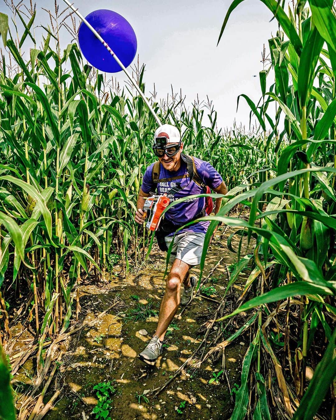 Dude Perfectのインスタグラム：「Who escapes the Dude Perfect Corn Maze first?! New vid TOMORROW at 6/5c on YouTube!! 🌽」