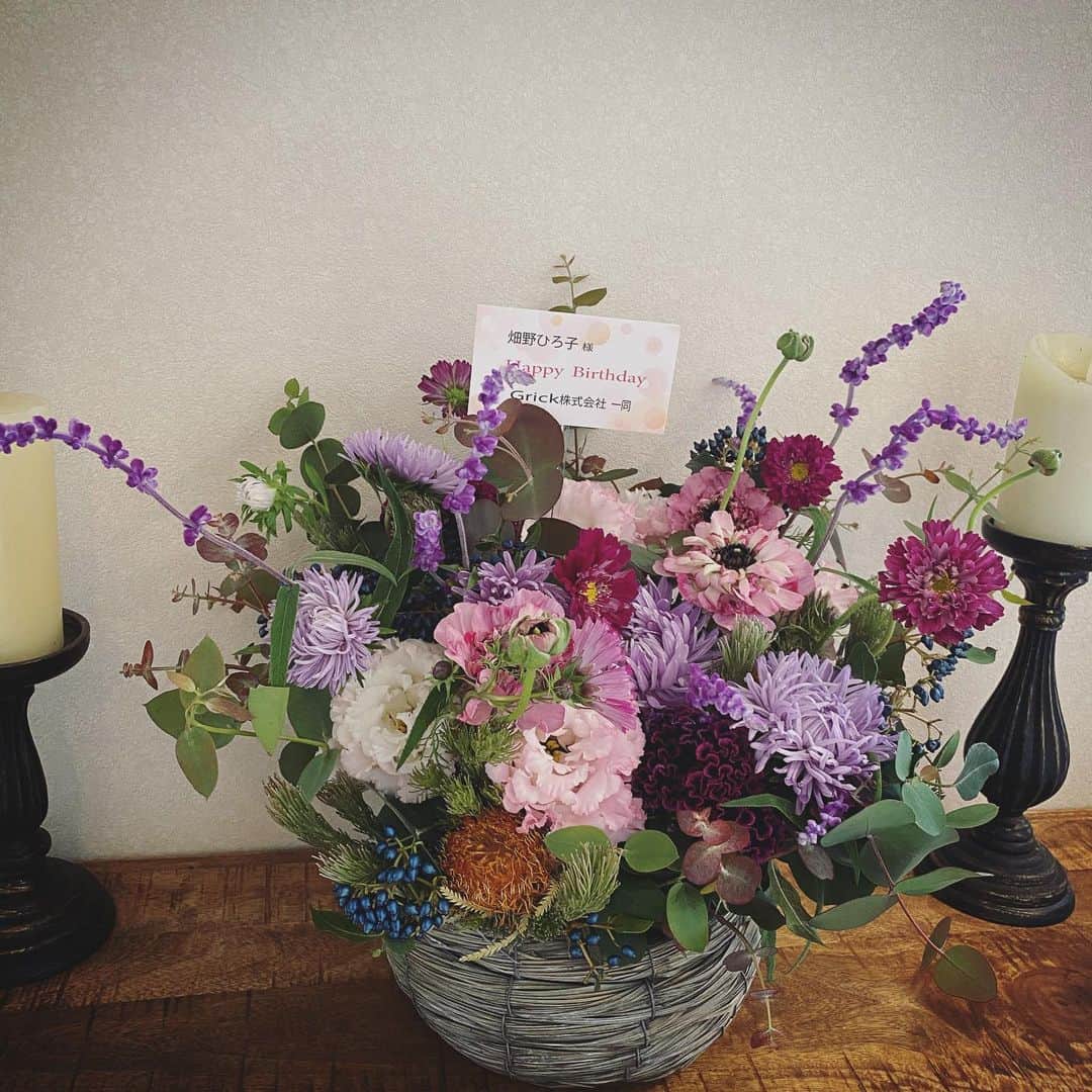 畑野ひろ子のインスタグラム：「いつも支えてくれている事務所スタッフから🌸😌 お花を貰う嬉しさ！改めて感じております。 45歳になりました。 感謝の気持ちを忘れずに、力を抜く事も一つの目標として😅過ごしたいと思います。」