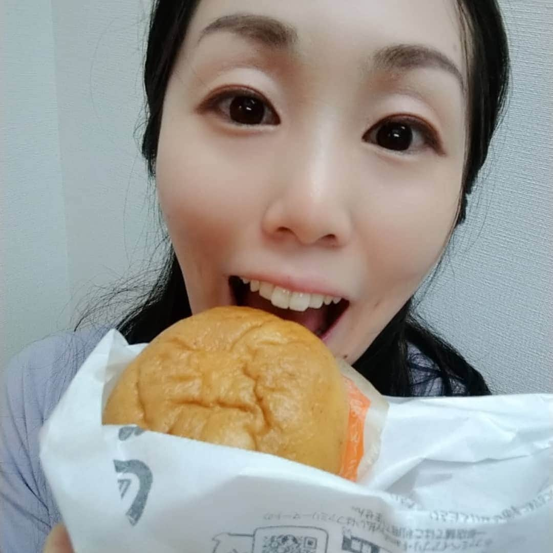 悠木あやねさんのインスタグラム写真 - (悠木あやねInstagram)「先月の通院の帰りにファミリーマート寄ったら、美味しそうだったから買ったった(*´ڡ`●)  もふもふ〜とろ〜り(๑´ڡ`๑)  #ファミリーマート #６種のとろ〜りチーズまん #チーズまん #中華まん #クリームチーズ #ゴーダチーズ #カマンベールチーズ #パルミジャーノレッジャーノ #ブルーチーズ #モッツァレラチーズ #チーズ大好き #数量限定  #悠木あやね #AyaneYuki #YukiAyane #カプセルエージェンシー #capsuleagency #AV女優 #セクシー女優 #アダルト女優 #女優 #モデル #asiangirls#asiandoll #asianbeauty #asiansexy #japanese #japanesegirl #japanesegirls #model」11月23日 12時46分 - yukiayane0926