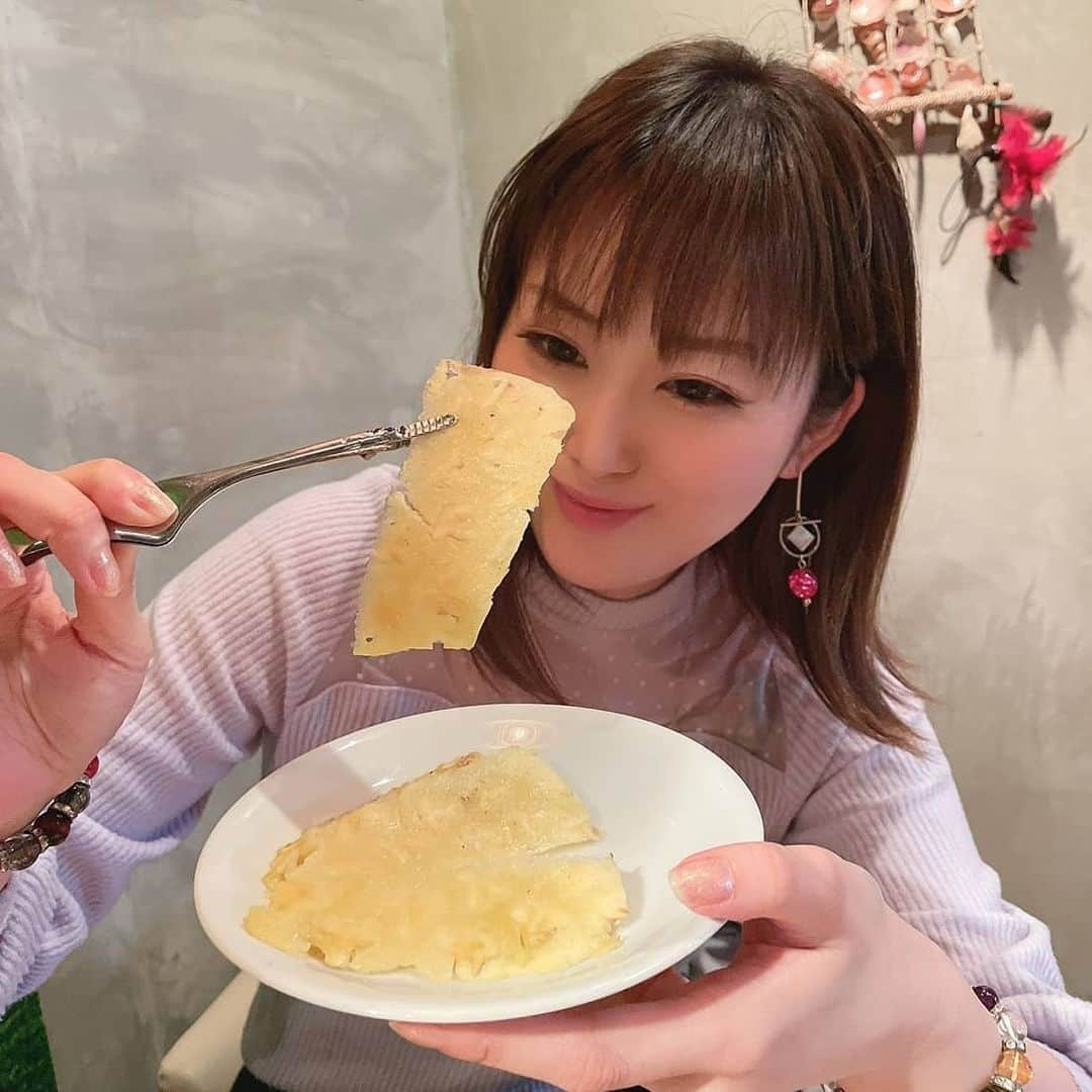 松浦麻里奈さんのインスタグラム写真 - (松浦麻里奈Instagram)「恵比寿駅、代官山駅からも近い【BRASIL &BAR GLIL】 ブラジル料理、シェラスコ食べ放題〜🌸✨ 10/9 OPENしたばかり！！ @brasilbargrill  お店のカウンターから見える、グルグルとお肉が まわってるのが美味しそう〜😋✨  お肉は、テーブルに持ってきてくれてかっとしてくれる🤗👍 チキン、ポーク、ランプ、ピカンハ、 フランクステーキ、ピッカーニャ(イチボ) パイナップル焼き、ハッ、砂肝など 沢山持ってきてくれました😍✨  お肉がジューシーで、肉肉しさ！！ 柔らかいし、無制限なのでお腹いっぱいに！  ビュッフェで、お店の真ん中に ブラジル料理が沢山！！  サラダ、パスタ、お米料理 ・コロッケミックス ・フェイジョアーダ ・ファロファ(芋のパウダー) ・ビネグレット(トマトと玉ねぎのソース) ・バナナケーキ 他にも色々ありました(ﾉ◕ヮ◕)ﾉ*.✧  Drinkも、カクテル、ブラジルドリンクも飲めて 美味しかった〜😘💓  #代官山グルメ#恵比寿グルメ#食べ放題#シェラスコ #ブラジル料理#brazil #brasil #brasilbargrill #ブラジル #東京グルメ #お肉#肉すたぐらむ #肉スタグラム #グルメスタグラム #グルメpr#pr#お肉大好き #Drink #yummy#ステーキ#steak#LUNCH#恵比寿LUNCH#dinner#ディナー」11月23日 12時38分 - ay114.831m