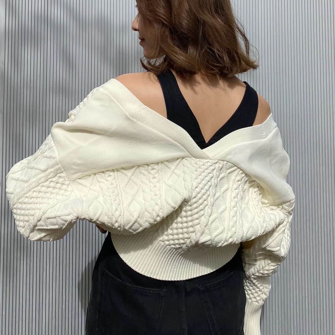 ikeda chizuruのインスタグラム：「昨日のオーバーオールに﻿ 合わせてたカーデ〜〜♡﻿ ﻿ 後ろ姿めちゃくちゃ可愛い😍﻿ ﻿ この超ミニ丈なのも絶対的に﻿ 可愛いし今年っぽいし﻿ 背中のパターンが変わってて好き♡﻿ ﻿ 硬めのニットの素材感は﻿ モード系だったりちょっと﻿ オトナなエレガンスブランドで﻿ よく見る感じの素材感が﻿ ﻿ ちょっと大人っぽくもあり﻿ 何より摩耗しないから扱いやすい✌️﻿ ﻿ けど、ケーブルなので﻿ フェミニンさんに使いやすーく﻿ 絶妙なバランスに仕上がってます☺️﻿ ﻿ ﻿ 今ならWEB展示会特典で﻿ ✔︎予約商品10%OFF﻿ ✔︎予約商品送料無料！﻿ ✔︎予約商品ポイント20倍！﻿ ﻿ ぜひcheckしてみてください◎﻿ —————————————————﻿ コーデ詳細は@mercuryduo_chizuru ﻿ TOPのURLからチェックしてね✔︎」