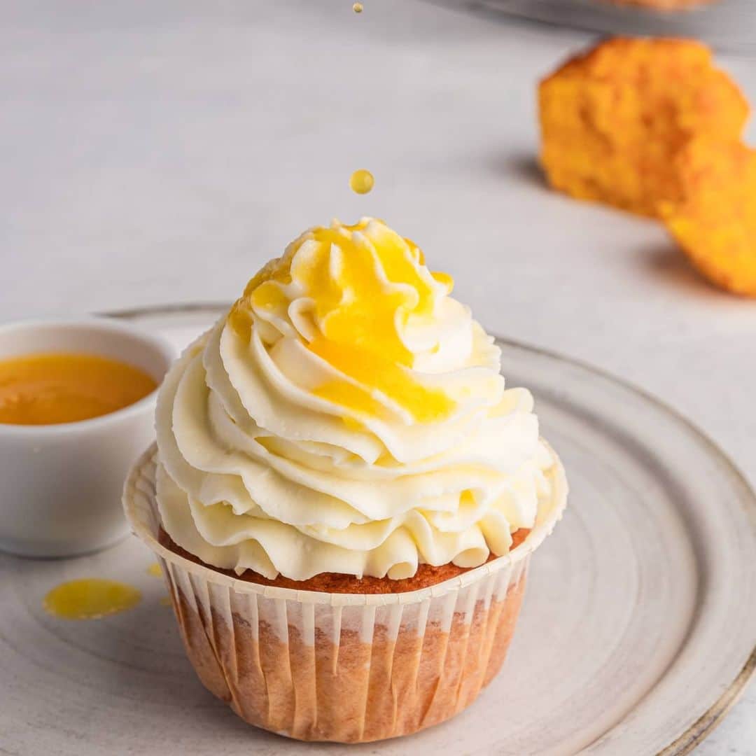 オリガ・ノスコワのインスタグラム：「The delicious carrot sponge with a scent of orange zest are just perfectly spiced. The incredibly soft sponge cake keeps its shape perfectly well and magically melts in your mouth. It is soft, juicy and incredibly tempting. The rich flavor of the orange filling complements the familiar cheese buttercream that we all love so much🍊🥕. . Вкусный морковный капкейк с ароматом цедры апельсина. Нежнейший бисквит, который потрясающе держит форму, и волшебным образом тает во рту, оставляя пряный легкий вкус специй.  Он сочный и мягкий, невероятно аппетитный. Яркий вкус апельсиновой начинки отлично дополняет, уже привычный нам сырно-сливочный мусс, который мы все так любим🥕🍊」