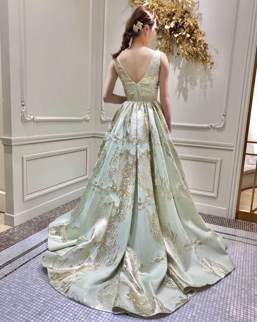 Dresses (ドレッシーズ)さんのインスタグラム写真 - (Dresses (ドレッシーズ)Instagram)「@authentique_weddingdress のミントグリーンのカラードレス  コーディネートのポイントや詳細は @dresses_weddingdress ホーム画面URLまで。 --------------------------------------- カラードレス:04-70102 ドレスブランド: @authentique_weddingdress  イヤリング:07-70210 ヘッド:05-70155 こちらのドレスは @authentique_weddingdress のドレスです。   その他の @authentique_weddingdress のドレスは #authentique_dress よりご覧いただけます。 ⠀ ドレスのお問い合わせは@dresses_weddingdress にDM💌 Dresses割引ございます。 ※諸条件あります お気軽にお問い合わせくださいませ。 ------------------------- ドレスは絶対に後悔したくない方の為の結婚式場紹介サービス始めました！  #ドレス選びから始める結婚式場探し @dresses_weddingdress のInstagramに掲載している #antonioriva や #mirazwillinger など、インポートウェディングドレスがお得になります✨ おしゃれな花嫁様のための式場紹介サービスです♡  紹介会場一覧▶@dresses_weddingdress Top のURLより Instagram▶ @dresses_concierge  ドレスを後悔したくない方、好きなドレスをお得に着たい方、DM にてお気軽にお問い合わせください♡ *⠀⠀ . #ドレッシーズ#カラードレス #ドレス迷子#プレ花嫁 #2021春婚#インポートドレス #プレ花嫁さんと繋がりたい#全国の花嫁さんと繋がりたい#みんなのウェディング #ワーキング花嫁#アラサー花嫁#30代花嫁#大人花嫁 #신부#運命のドレス #리허설촬영#袖付きドレス #肩付きドレス#カラードレス緑#緑ドレス#お色直しドレス#お色直し」11月23日 12時53分 - dresses_weddings
