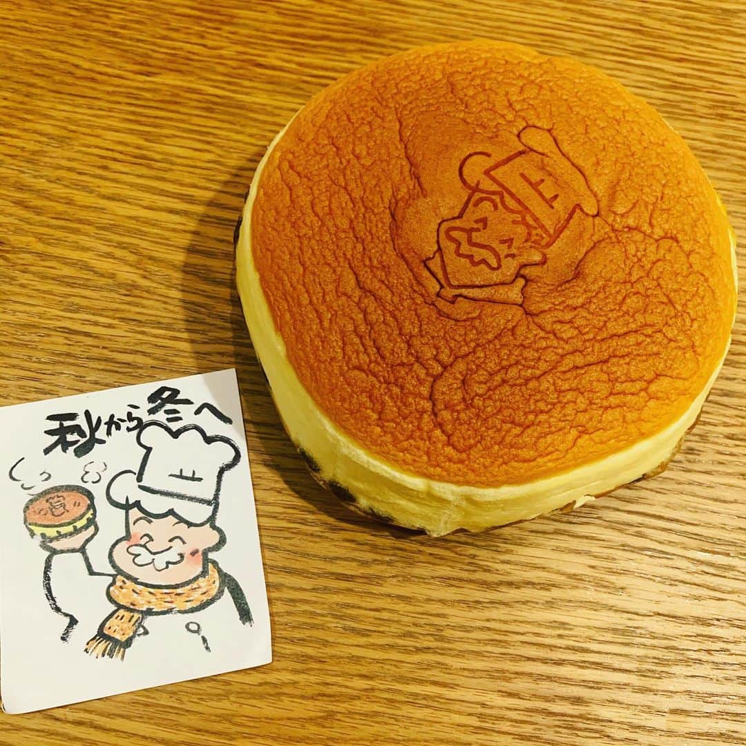 浜口順子さんのインスタグラム写真 - (浜口順子Instagram)「大阪に帰ったら買って帰る #りくろーおじさんのチーズケーキ  もちろん先日も新大阪駅で 買って帰りました✨ 新幹線改札と同じ階にあります。 あ、改札外です。 場所わかりにくいかもなので お気をつけを！ もし大阪行かれたら、 絶対買って欲しいんです。  子どもの時から大好きで。 ほんま美味しいんです。 もはや飲み物なんじゃないか、と 思ってます。 そんくらいふわっふわ。柔らか。 お家で食べる時はレンジでチンして 温めてね。 なんか、机と同化しちゃってすいません😅 お皿大きいのにすればよかった😂  … …  #大阪 #osaka #japan #心斎橋 #梅田 #love #りくろーおじさん #食べやすい #スフレタイプ #りくろーおじさんの店 #エキマルシェ #おやつタイム #オヤツ #cake #おやつの時間 #新大阪 #cheesecake #チーズケーキ #好き #新幹線 #スイーツ #sweets #ケーキ #デザート #おやつ #dessert #日本 #cafe #美味しい」11月23日 23時50分 - hamaguchijunko