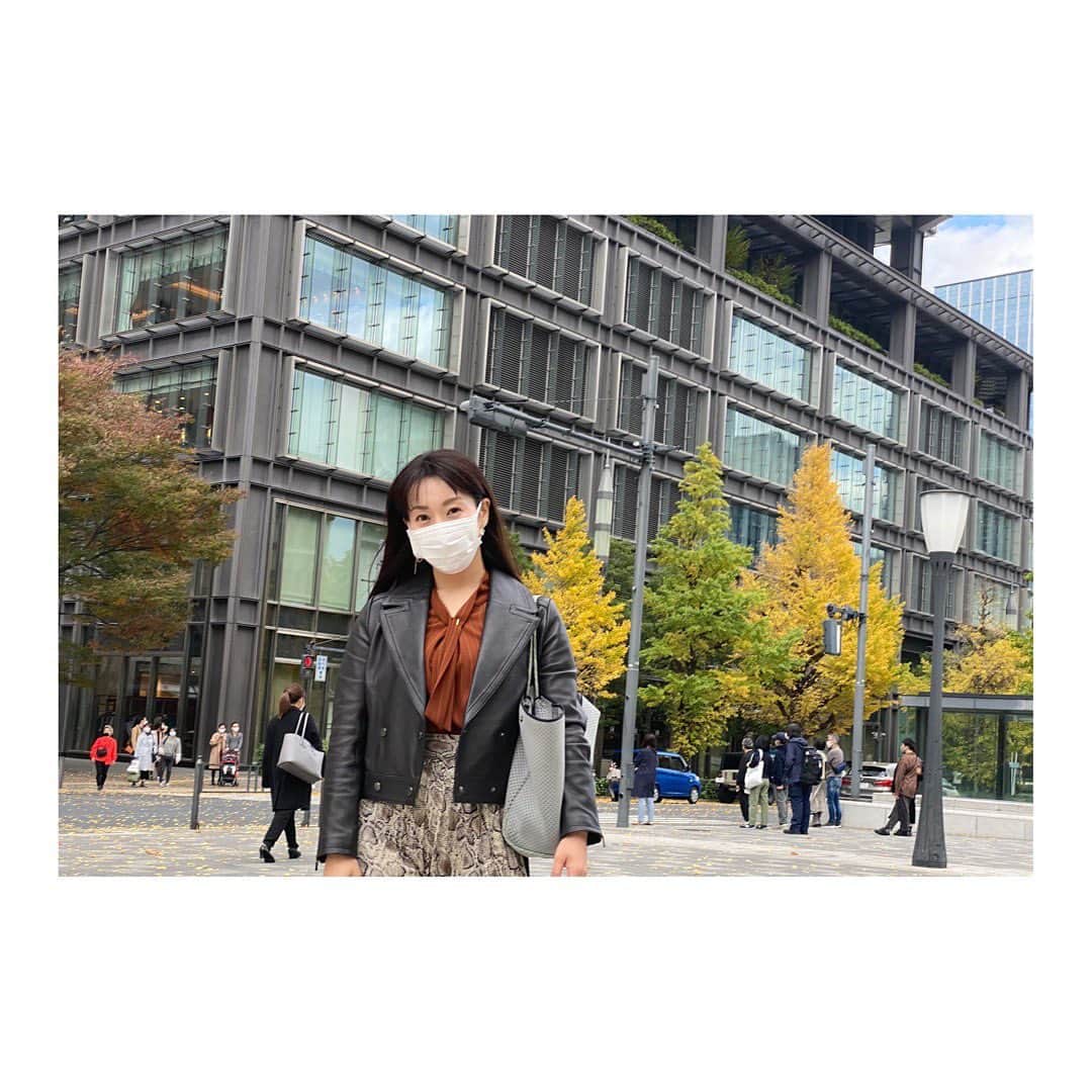 實石あづささんのインスタグラム写真 - (實石あづさInstagram)「. 息子とお散歩。 最近、息子の写真を撮っていると 「ママもとってあげる」と言って 必ず撮影してくれます。 しかも、こだわりが強め🥸 今回は東京駅バックにしてほしかったのに 彼はどうしても丸ビルバックにしたかったらしく 「もっとこっち！もっとこっち！」と 指示された写真が２枚目です🤣 .  #お散歩 #お散歩日和  #ふたりでお散歩  #📷 #とりあいっこ  #boy #boymom #boymomlife  #おとこのこママ  #わたしはママちゃん  #東京駅 #tokyostation #tokyo #japan #フリーアナウンサー #實石あづさ」11月23日 23時43分 - azusa_jitsuishi