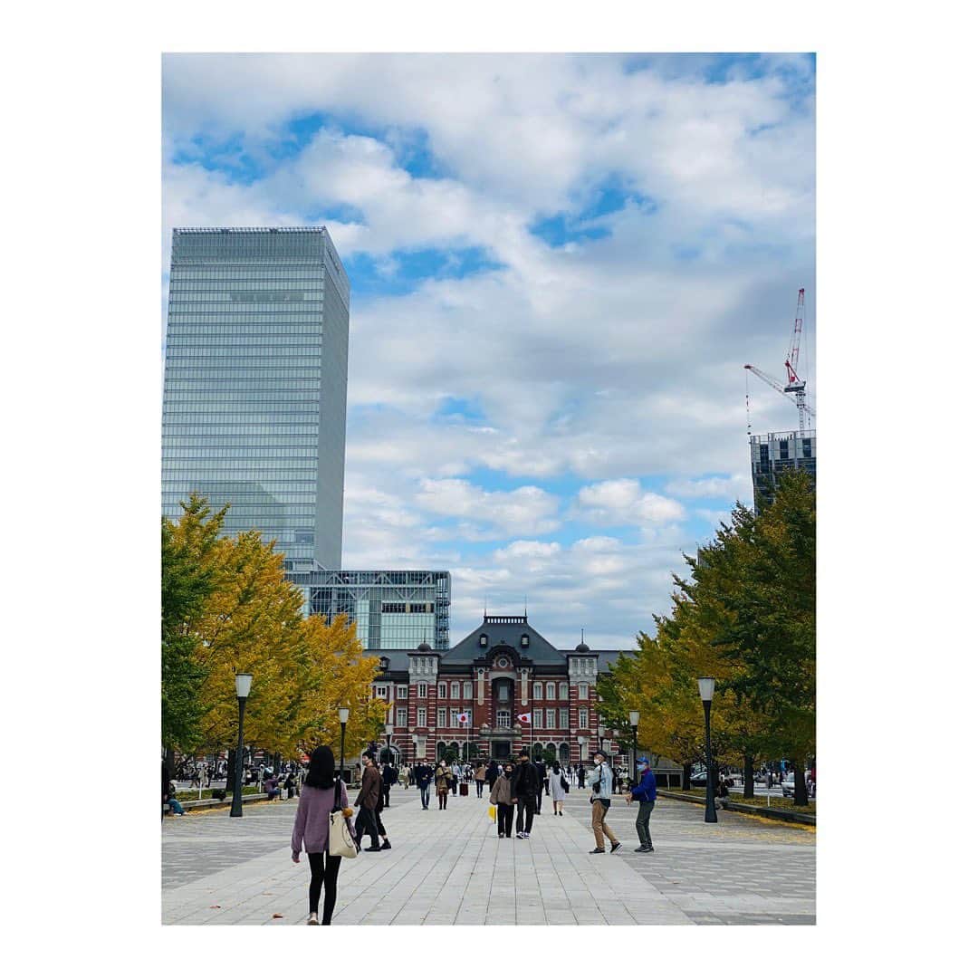實石あづささんのインスタグラム写真 - (實石あづさInstagram)「. 息子とお散歩。 最近、息子の写真を撮っていると 「ママもとってあげる」と言って 必ず撮影してくれます。 しかも、こだわりが強め🥸 今回は東京駅バックにしてほしかったのに 彼はどうしても丸ビルバックにしたかったらしく 「もっとこっち！もっとこっち！」と 指示された写真が２枚目です🤣 .  #お散歩 #お散歩日和  #ふたりでお散歩  #📷 #とりあいっこ  #boy #boymom #boymomlife  #おとこのこママ  #わたしはママちゃん  #東京駅 #tokyostation #tokyo #japan #フリーアナウンサー #實石あづさ」11月23日 23時43分 - azusa_jitsuishi