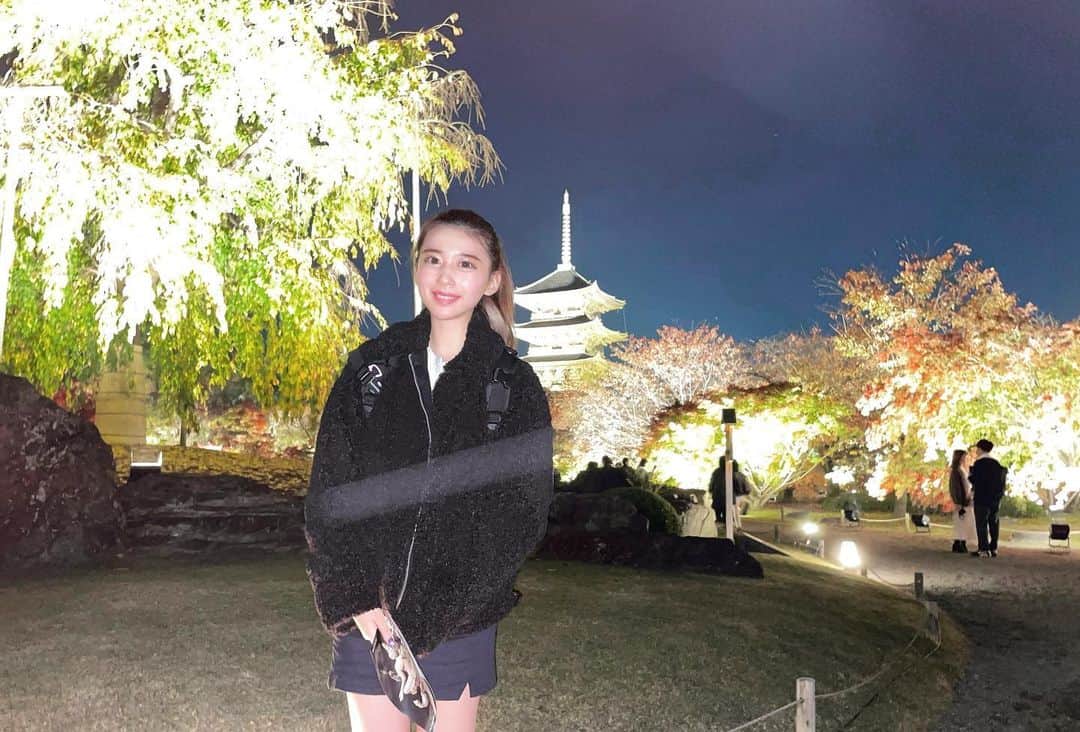 渡邊真由のインスタグラム：「なんかシュールだなぁ！笑  #東寺 #東寺ライトアップ #秋 #夜間拝観 #もみじ」