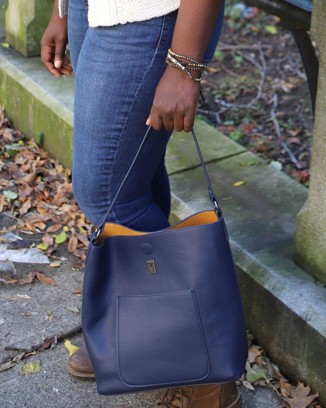 ブルックリンインダストリーズのインスタグラム：「Our Pebble Vegan Hobo Bag makes the perfect gift.  We have a gift guide for everyone on your list! #brooklynindustries # liveworkcreate #veganhobobag」