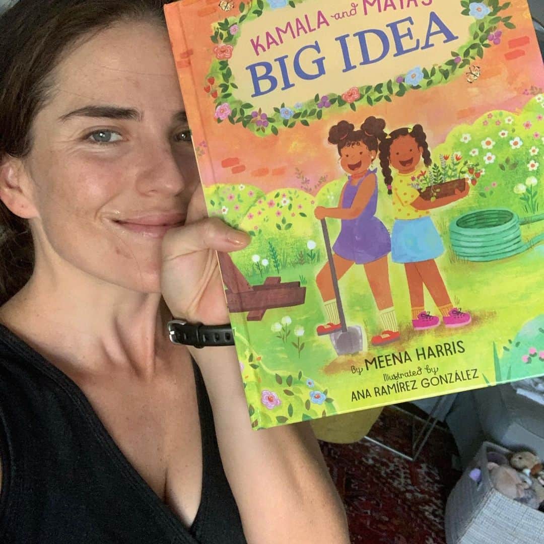 カーラ・ソウザのインスタグラム：「Start diversifying your children's books early 💖 I absolutely love Kamala and Maya's Big Idea! It's such a great story and the illustrations are beautiful. Thank you @meena and @florecitasdelcampo!」