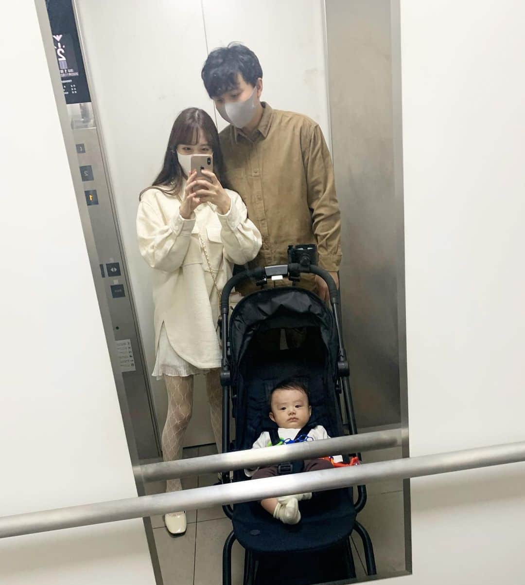 酒元麻衣（まいへー）のインスタグラム：「なんか面白い家族写真📷 2人はもう寝たから、1人でYouTubeみてまったりしたりちょっと仕事したりして、、貴重な時間🥺♡ . . 服適当でごめんなさい🙇‍♀️」