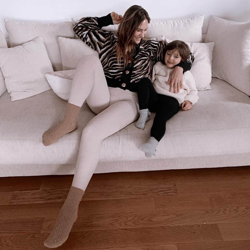 CALZEDONIAさんのインスタグラム写真 - (CALZEDONIAInstagram)「@vallibeatrice and her daughter Bianca sharing cuddles and soft moments together 💕 [Leggings MIP028 - Socks DC0388 - Mini Leggings BIP003 - Mini Socks BC0304] #FeelGoodinCalzedonia #calzedonia #leggings」11月23日 22時22分 - calzedonia