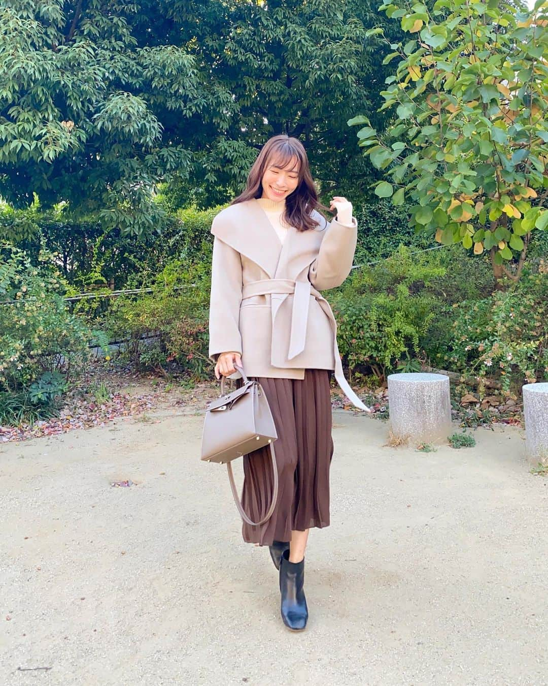 shizuka.watanabeさんのインスタグラム写真 - (shizuka.watanabeInstagram)「♡♡♡ ・ ・ 大変‼️昨日、今日はのんびりし過ぎてて 夜の更新忘れてたーー！！ ・ 危うく今日も投稿忘れるところだったよ💦 ・ ・ 昨日は11月22日（いい夫婦の日）って事で、主人ととてもいい時間を過ごせました！！ ・ 出会った時から 記念日には花束が欲しい！を言い続けて 10年目も変わらず、言わなくてもサラッと花束を用意してくれてるところが大好きです💐 ・ ・ ・ コートは　@na.e_official だよー❗️ 可愛すぎるよね♡ ・ ・ ・ ・ ・ #uniqlo #uniqlou #uniqloginza #ユニクロ　#celine #セリーヌ　#nae #hermes  #hermesbag #hermeskelly #kelly25 #エルメス　#오오티디 #옷스타그램 #데일리록　#きれいめコーデ #きれいめカジュアル #きれいめファッション #女の子ママ #姉妹ママ #大人コーデ #大人カジュアル #30代ファッション #30代コーデ #30代」11月23日 22時23分 - shizuka.watanabe