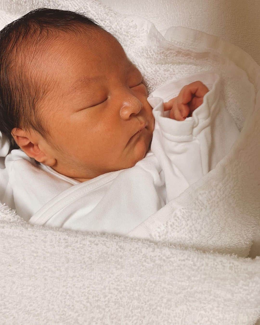 及川真珠のインスタグラム：「出産報告👶❤️  11/20 19:30 3175g 50cm  やっと！ やーっと出てきてくれました☺️💖  促進剤開始から33時間と ちょっと難産？だったけど  元気いっぱい生まれてきてくれて 本当に嬉しかった☺️  お腹の中でひとつの命が育って 外の世界へ産み出すことって ほんとすごいなあってしみじみ。  陣痛はとにかく必死だったけど 生まれた瞬間に痛みを忘れて 感動でわんわん泣きました。  顔を見た時の感動は 一生忘れないと思う。  痛みは一瞬で忘れた😂  そして たくさん応援メッセージやLINEなど ありがとうございました☺️  これからママとして しっかり頑張らないとな☺️  33時間はとても長くて 出産レポ書きたかったから 時間把握して頑張ってみたので 退院後、33時間の死闘を リアルに書いて載せようと思います☺️  多分怖くなると思うので 苦手な方はスルーしてくださいね🥺(笑)  👶👶2枚目、3枚目 旦那さんに似てすでに ギャグ線は高めかと思われます。(笑)  #出産報告#出産#第一子#男の子#出産レポ#👶#新生児」