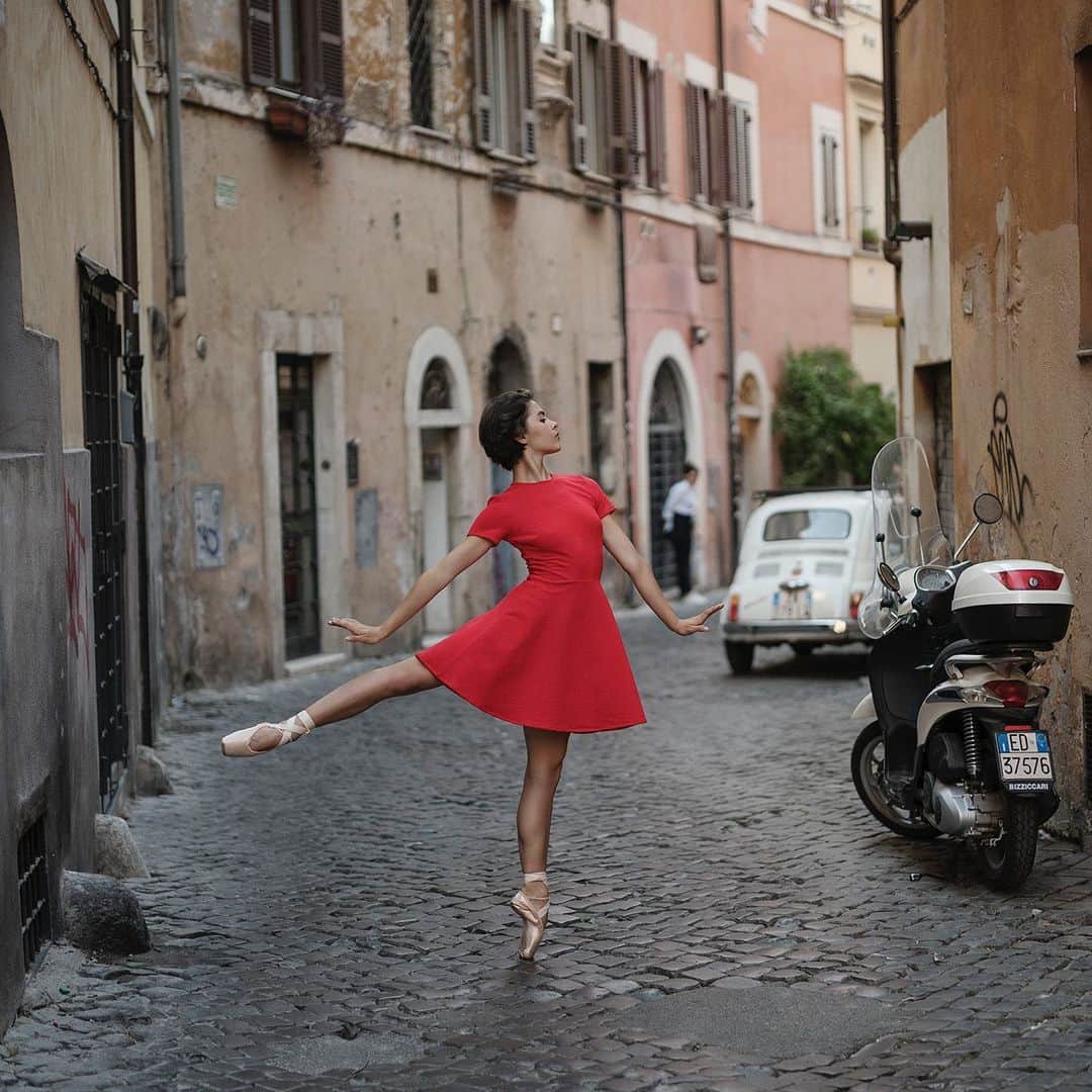 ballerina projectさんのインスタグラム写真 - (ballerina projectInstagram)「𝗭𝗮𝗿𝗶𝗻𝗮 𝗦𝘁𝗮𝗵𝗻𝗸𝗲 in Rome. #ballerina - @zarstah #rome #italy #ballerinaproject #ballerinaproject_ #ballet #dance #pointe #fiat500 #red #zarinastahnke #zeissotus #sonyalpha   𝗕𝗮𝗹𝗹𝗲𝗿𝗶𝗻𝗮 𝗣𝗿𝗼𝗷𝗲𝗰𝘁 𝗯𝗼𝗼𝗸 is now in stock. Go to @ballerinaprojectbook for link.」11月23日 22時31分 - ballerinaproject_