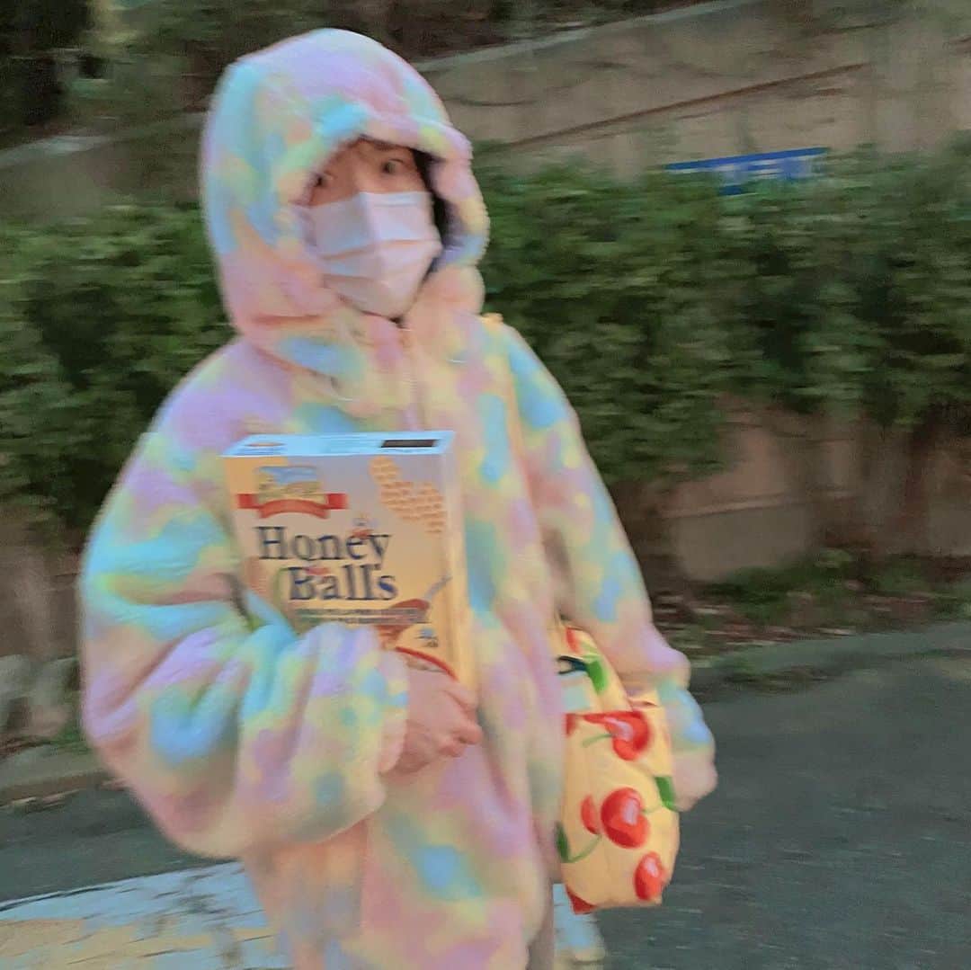 ネオンムーンのインスタグラム：「오랜만에 외근 하고 즐겁게 시리얼 사가지고 돌아오는 길 ㅋ_ㅋ🍒✨」