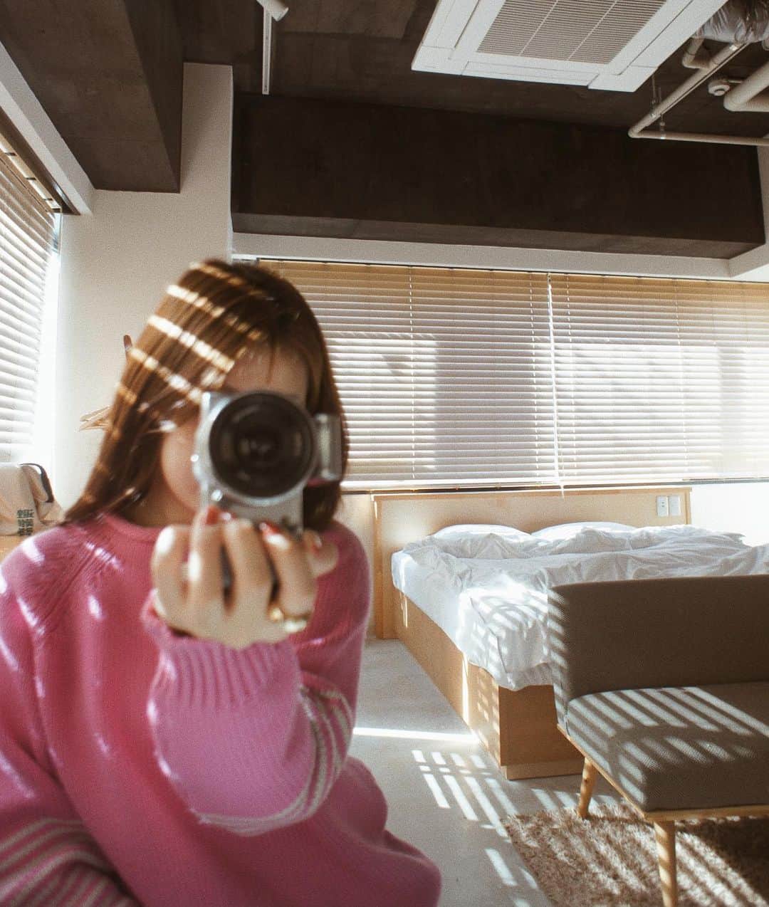 MEGのインスタグラム：「〜 𝑻𝑶𝑲𝒀𝑶 𝑾 𝑰𝑵𝑵 𝑨𝑺𝑨𝑲𝑼𝑺𝑨 〜  夜、眠れなくて、YouTubeで「超熟睡音楽」って調べて流したら、外で変なの流れはじめたかと思ったらしく”ゴトンガタガタ“って、れなんが飛び起きて外覗いてたのが笑い止まんなかった。😌🙏🏻😆 ㅤㅤㅤㅤㅤㅤㅤ 思ってた以上にお部屋が広く、日差しが抜群で、また行きたいところ🏠ベランダからスカイツリーが見えた🌃 ㅤㅤㅤㅤㅤㅤ 🕒check in-16:00~   check out-~11:00 🕊2人で¥2717(1人 ¥1358 )  #tokyowinnasakusa #hotel_mg #ホテルステイ #浅草ホテル #東京ホテル」
