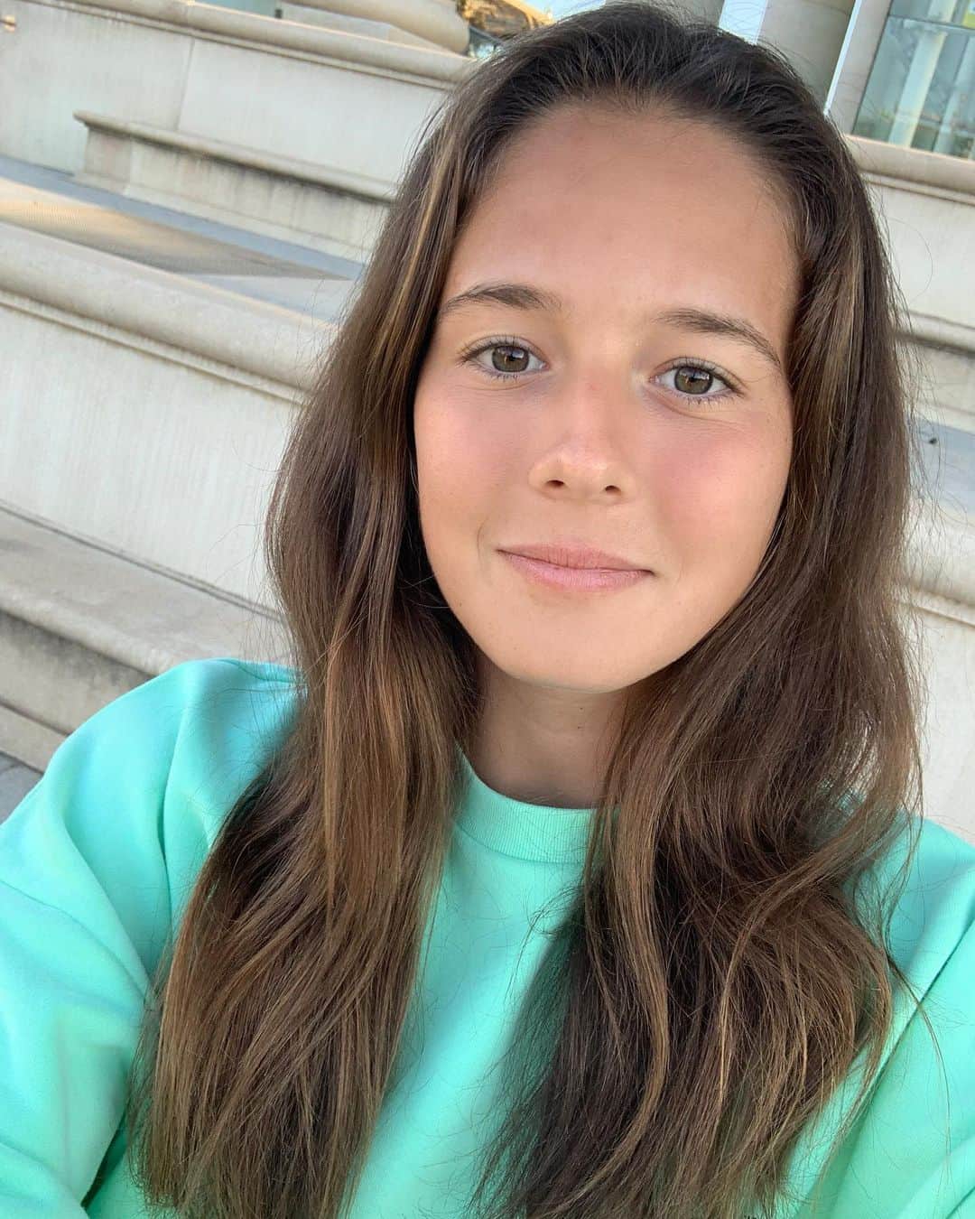 ダリア・カサトキナのインスタグラム：「Just me smiling and enjoying sunny bcn👻 Просто улыбающаяся я🤷🏽‍♀️ #DD #barcelona #smiling」
