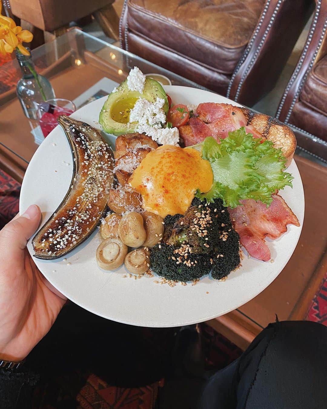 のインスタグラム：「【お知らせ】 12月1日〜12月15日までの期間限定で東京と大阪1店舗ずつで、JULIDY コラボCAFEを出すことになりました！  しかもずっとプライベートで行っていたRIVER SIDE CLUBで出来ることが本当に嬉しい！  本当にビックリするくらい美味すぎるので是非行ってみてね😭🙏あとかなりボリューミーです！  そしてこの商品いずれかを注文していただいた方にはノベルティをプレゼントさせていただきます！！👏👏👏(なくなり次第終了の可能性あり)  ~東京~  RIVER SIDE CLUB 〒153-0042  東京都目黒区青葉台３丁目１８−３  ~大阪~  ALL DAY COFFEE 〒530-0011  大阪府大阪市北区大深町４−１ グランフロント大阪うめきた広場 B１F  ALL GOOD プレート （東京限定） ¥1800  紅茶香るバスクチーズケーキ  ¥1000  アップルベリードリンク ビーツを添えて ¥800(東京限定でアルコールあり/¥1000)  濃厚ほうじ茶ティーラテ  ¥800  僕たちもめちゃくちゃ店舗に行く予定なので是非来てください！会えるのを楽しみにしてます🤩🙏 . #1123」