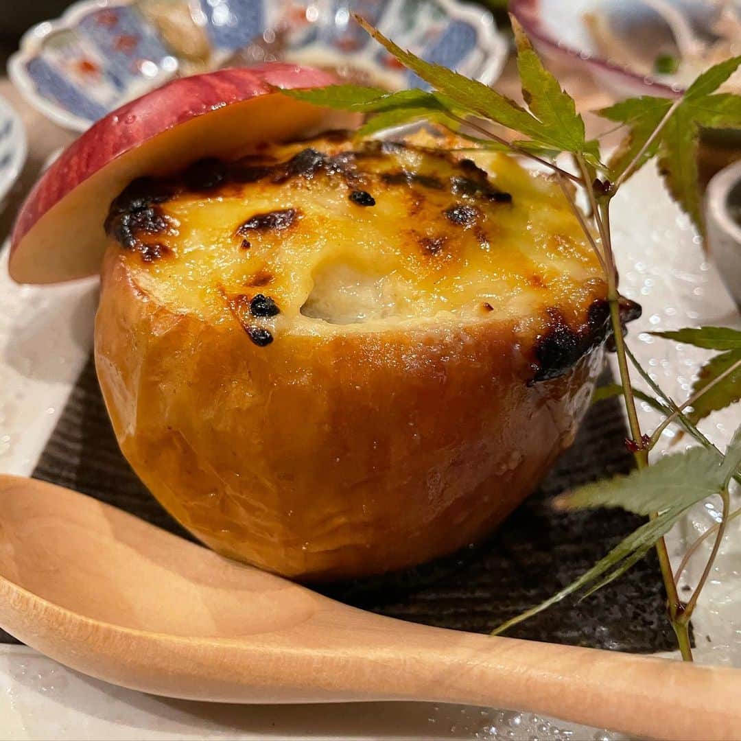 深瀬智聖のインスタグラム：「りんごの器🍎で白味噌と牡蠣のグラタン🥺👏 手羽煮も最高☺️   #手羽煮  #手羽煮ことや #グラタン #白子ぽん酢 #秋冬 #春吉　 #福岡 #博多」