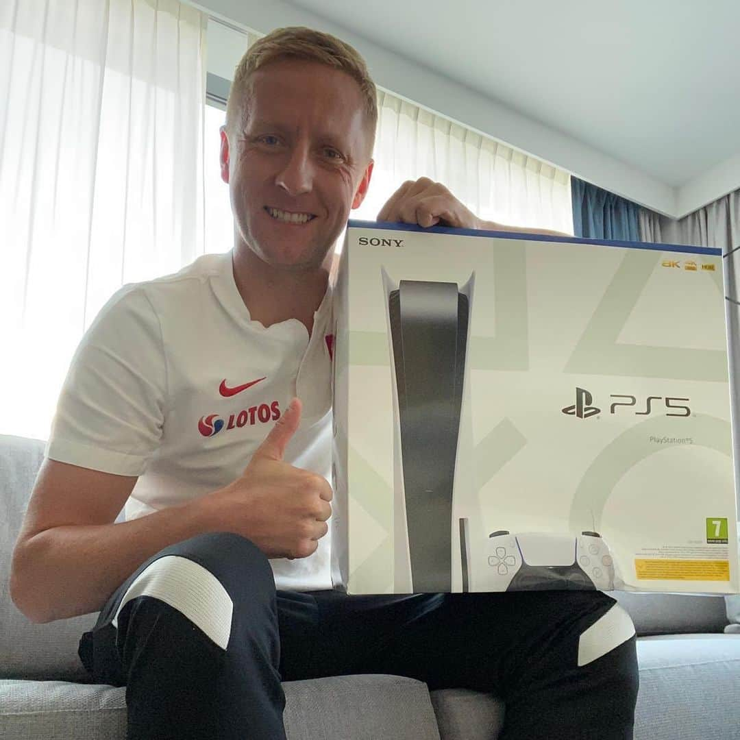 カミル・グリクのインスタグラム：「Dziekuje @playstationpl  #playstation5 #ps5 #playhasnolimits」