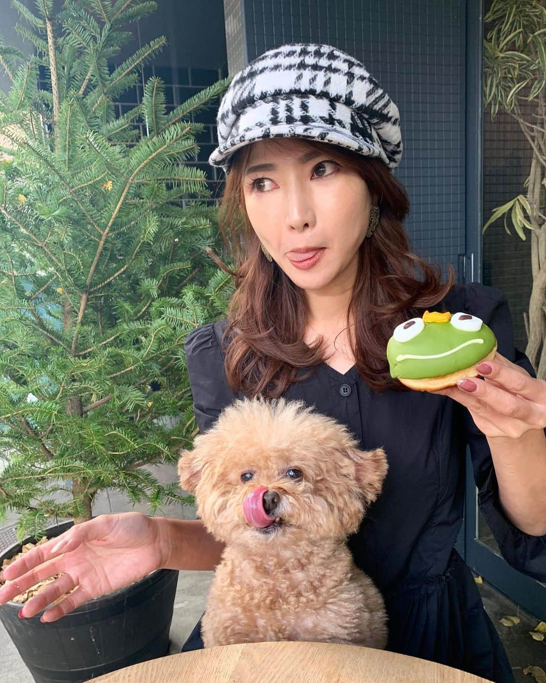 Yumiko Obaさんのインスタグラム写真 - (Yumiko ObaInstagram)「* 連休最後はいぬちゃん達と可愛いドーナツ🍩☕️で人気のカフェに行ってみたよ🎵 * * ドーナツ食べてぽっけ🐒❤︎と同じ顔〜😋😛😝 2枚目は私のキモい顔をうっわ➿😦ってみてるぽっけ🐒❤︎ 口の周りに抹茶クリーム付いてておぞましいので自粛スタンプ👅 * * 新商品はモノトーンチェックのウールキャスケットです🖤 冬コーデのアクセントにはこれくらい大きめのチェックがいいね❣️👍 * * * * * ___________________________________________💐 ❤︎stylepoint❤︎ 即納品、SALE品のみでご購入下さると 即日発送🔜🔜🔜🛒🛍📦🏠 * * 予約商品と一緒にご購入されますと、予約商品が揃ってからの発送になります⚠️⚠️⚠️ * * 別発送をご希望の場合はこちら💁‍♀️ ⬇️ ⬇️ info＠stylepoint.jp お気軽にお問い合わせください☺️💖 ___________________________________________💐 * * * * * ___________________________________________💐 🛍postへのタグ付けからshop NOW🛒❣️ ✈︎✈︎✈︎商品ページにすぐに飛べるようになっています。 プロフィールにはshopへのリンクがございます🌟 💌お問い合わせはメールにてinfo@stylepoint.jp ___________________________________________💐  #大人コーディネート #大人コーデ #大人女子 #大人ファッション #大人カジュアル #大人カジュアルコーデ #大人女子コーデ #ファッション  #小春日和 #青空 #晴天 #晴天☀️  #わんことお出かけ #ペットとお出かけ #わんこと一緒 #わんこと暮らす幸せ #わんことおでかけ #ぽっけてって  #cafe #cafe巡り #テラス席ワンコok  #アラフォーコーデ #アラフォー #アラフィフ #アラフィフコーデ #アラフォーファッション #カジュアルコーデ  #セレクトショップ  https://stylepoint.jp」11月23日 22時35分 - stylepoint_jp