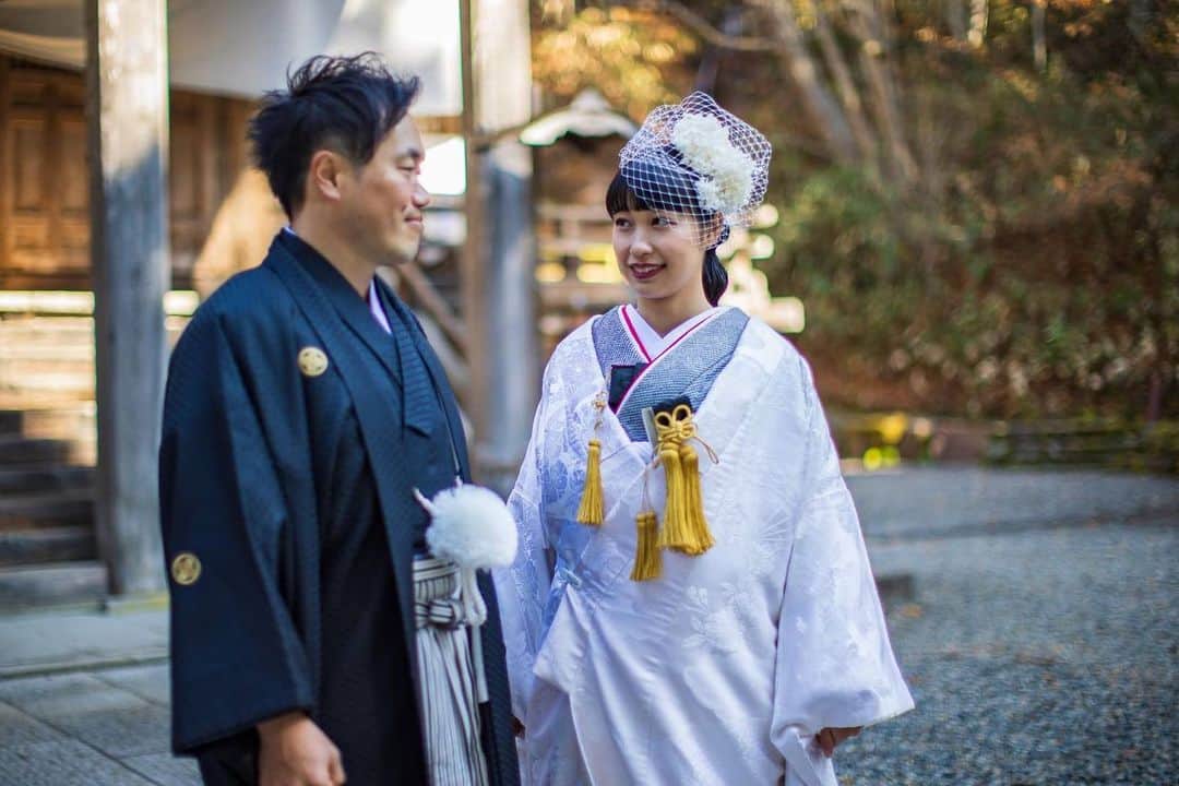 岩本憧子さんのインスタグラム写真 - (岩本憧子Instagram)「. 11月12日に戸隠神社にて、 親族だけを招いた結婚式を行いました😌 . 式の前には前撮りも。 . カメラマンは、 じゅんさんにお願いしました！ @jun_yamagishi_  . 素敵な写真を沢山ありがとうございます💫💫 動画も作ってくれたのでそれも載せたいなぁ☺️ . ヘッドドレスは妹が作ってくれて思い描いていた通りに🥰 @miooo_32 ありがとう💕 . みんな呼んで盛大に！とは出来なかったけど結婚式挙げれて良かったです😊 . また色々落ち着いたら、 披露宴かパーティーか、、 なんかやりたいなぁって思ってます！ . #結婚式　#wedding  #戸隠神社 #白無垢」11月23日 22時36分 - akoiwamoto
