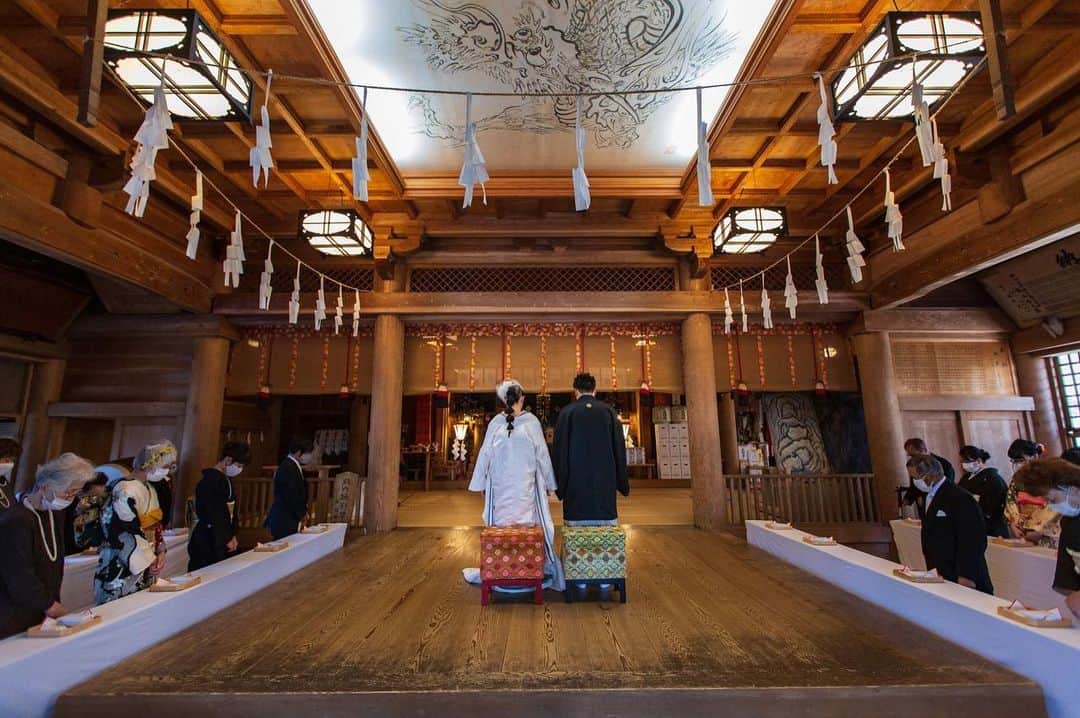岩本憧子さんのインスタグラム写真 - (岩本憧子Instagram)「. 11月12日に戸隠神社にて、 親族だけを招いた結婚式を行いました😌 . 式の前には前撮りも。 . カメラマンは、 じゅんさんにお願いしました！ @jun_yamagishi_  . 素敵な写真を沢山ありがとうございます💫💫 動画も作ってくれたのでそれも載せたいなぁ☺️ . ヘッドドレスは妹が作ってくれて思い描いていた通りに🥰 @miooo_32 ありがとう💕 . みんな呼んで盛大に！とは出来なかったけど結婚式挙げれて良かったです😊 . また色々落ち着いたら、 披露宴かパーティーか、、 なんかやりたいなぁって思ってます！ . #結婚式　#wedding  #戸隠神社 #白無垢」11月23日 22時36分 - akoiwamoto