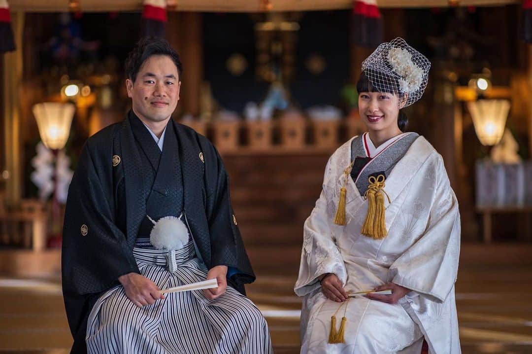 岩本憧子のインスタグラム：「. 11月12日に戸隠神社にて、 親族だけを招いた結婚式を行いました😌 . 式の前には前撮りも。 . カメラマンは、 じゅんさんにお願いしました！ @jun_yamagishi_  . 素敵な写真を沢山ありがとうございます💫💫 動画も作ってくれたのでそれも載せたいなぁ☺️ . ヘッドドレスは妹が作ってくれて思い描いていた通りに🥰 @miooo_32 ありがとう💕 . みんな呼んで盛大に！とは出来なかったけど結婚式挙げれて良かったです😊 . また色々落ち着いたら、 披露宴かパーティーか、、 なんかやりたいなぁって思ってます！ . #結婚式　#wedding  #戸隠神社 #白無垢」