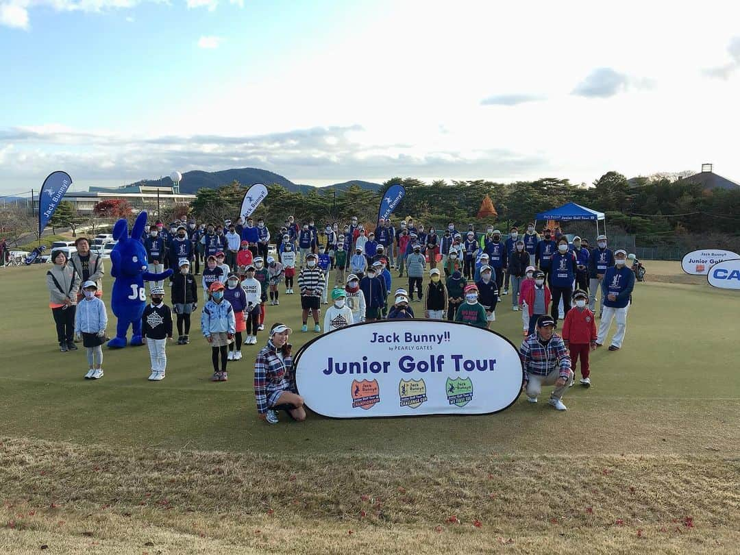 中山綾香さんのインスタグラム写真 - (中山綾香Instagram)「今回も！ @jackbunny_official 様主催の Junior Golf Tour 2020 My First Tee 関西大会にお手伝い行かせてもらいました☺️⭐️ 沢山のジュニアゴルファー達と触れ合う機会があって本当に嬉しくおもいます！ 小学生を対象としているイベントなので、中学生からはゴルフを始めた私にとっては小学生ゴルフの経験が無いので新鮮でした😆 本当にゴルフを純粋に楽しんでいるジュニア達から私のゴルフの原点を学ばせてもらったと思います！ このイベントに参加できた事を本当に有り難く嬉しく思います💕 .  .  #golf #golfstagram #golfswing #golflife #golfgirl #golfwear #jackbunny #no1grip #ayproject #newbalance #ゴルフ #ゴルフ女子 #ゴルフスイング #ゴルフウェア #ゴルフウェア #ゴルフコーデ #ゴルフスイング動画 #ゴルフ好き #ジャックバニー #ニューバランス」11月23日 22時36分 - ayaka.nakayama.japan