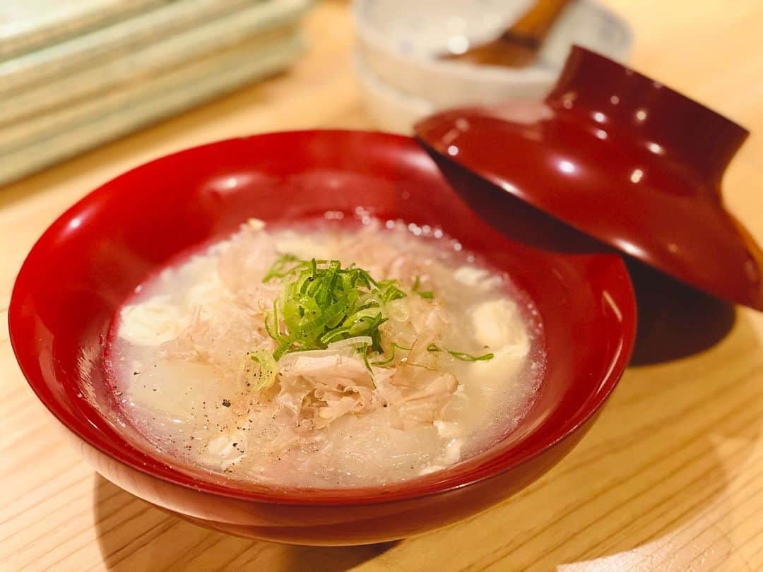 前川由希子さんのインスタグラム写真 - (前川由希子Instagram)「京都っぽい料理に😍  京都の夜は、 こだわりのお出汁が沁みる お出汁とおばんざいmusubuへ。 オープン以来、なので、 もう1年半ぶりくらい？ 時が経つのが早い。。 お通し代わりのお出汁からスタートします✨  聖護院大根の湯葉あんかけとか、 生麩の田楽とか、 万願寺唐辛子の炭焼きとか、 ホンットに美味しい😍  散々食べた後に、 完熟すだち出汁うどんで〆ました。  美味しかったし、 楽しかった😍  @odashi_musubu  #お出汁とおばんざいmusubu  #お出汁  #おばんざい  #京都らしい場所  #京都グルメ  #京都  #京都ディナー  #京都オススメご飯  #また来ます  #ごちそうさまでした」11月23日 22時39分 - maekawa.yukiko