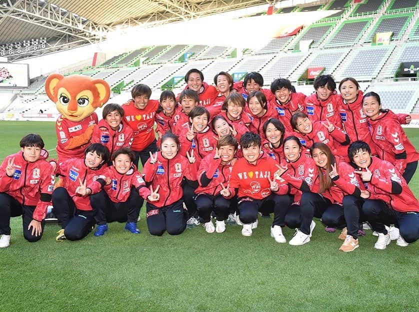 阪口萌乃のインスタグラム：「2020プレナスなでしこリーグ準優勝でした🥈  コロナ禍の中たくさんの方々のおかげでリーグ全試合行うことができました。 リーグ関係者、スポンサーの皆様、サポーターの方々、たくさんの応援と支えてくださり本当にありがとうございました。  中学から仲良かったたじの引退寂しいけどお疲れ様&ありがとう‼️  150試合㊗️弾幕もありがとうございました✨  皇后杯も引き続き応援よろしくお願いします🏆」