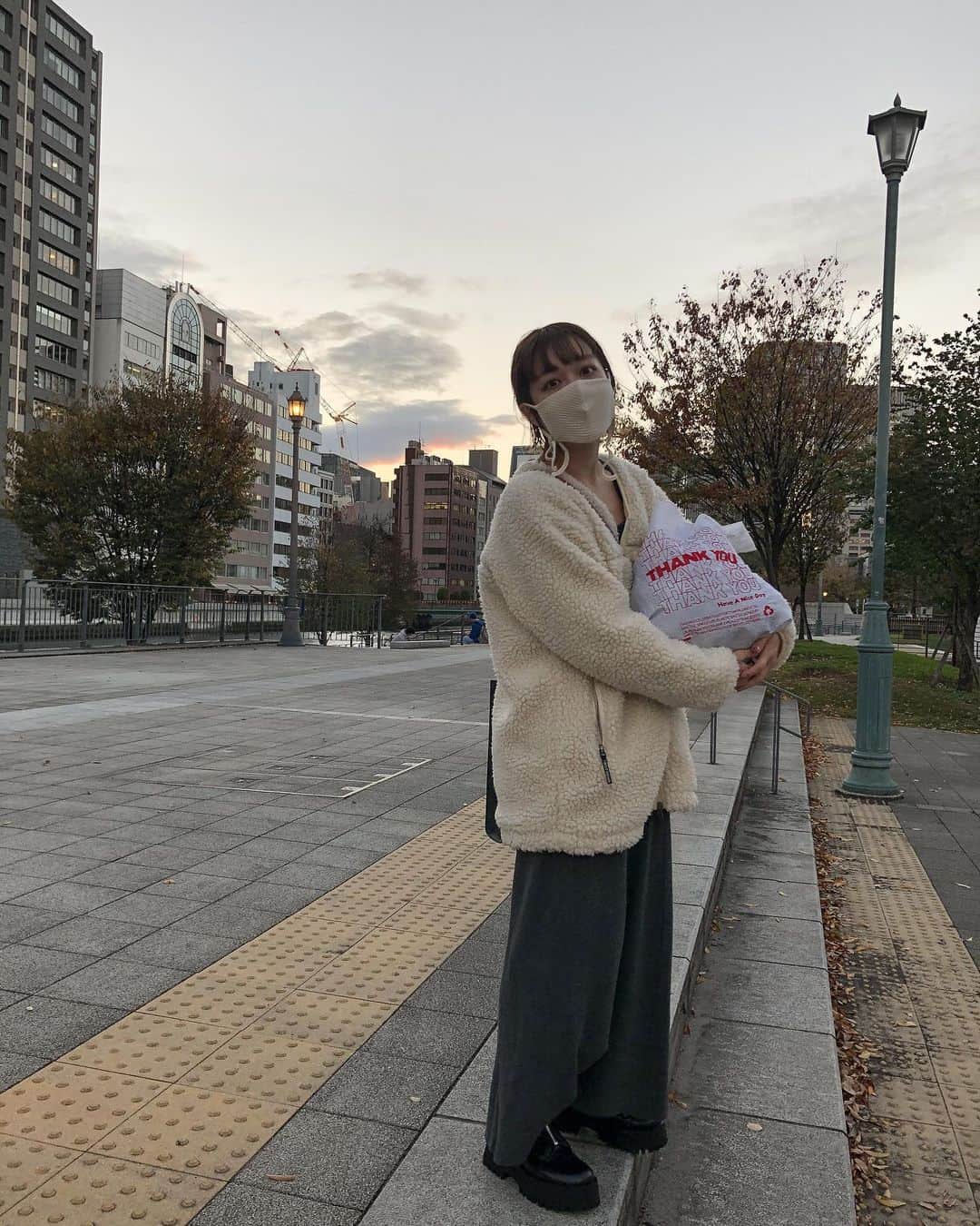 北岡りえのインスタグラム：「フリマの戦利品♻️ これで冬キャンプ挑めそうです。  きーちゃんいつも話し足りないね。 🍰ありがとう♡ @kimiko_kakee」