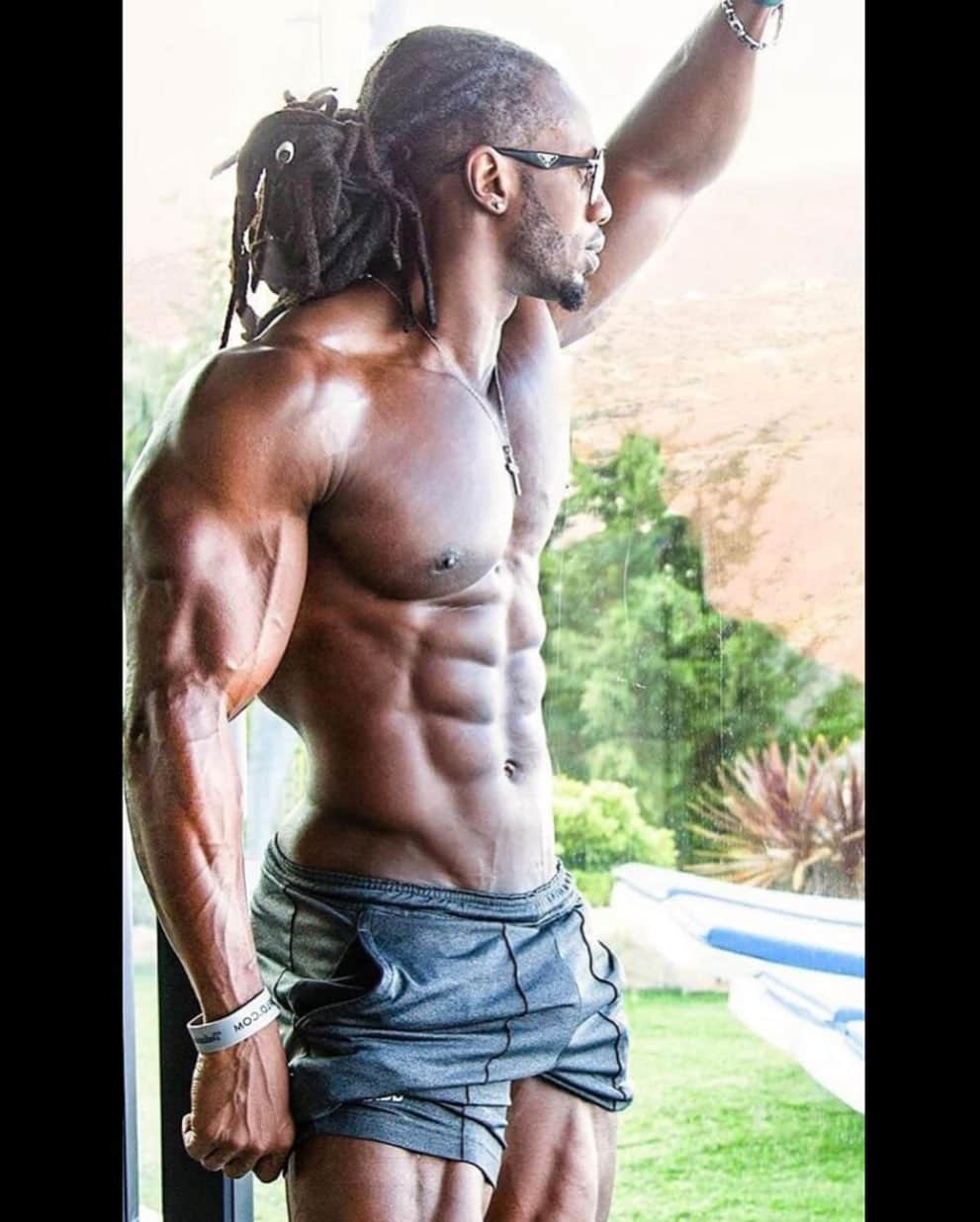 Ulissesworldさんのインスタグラム写真 - (UlissesworldInstagram)「Focus on your goals, don’t look in any other direction but ahead. New week, new goals! #mondaymotivation #letsgo _ LINK IN MY BIO👆For Meal Plans & Programs (Females also) @iamdedicated_army #letsgo IAMDEDICATED.ULISSESWORLD.COM  _ #Ulissesworld」11月23日 22時48分 - ulissesworld