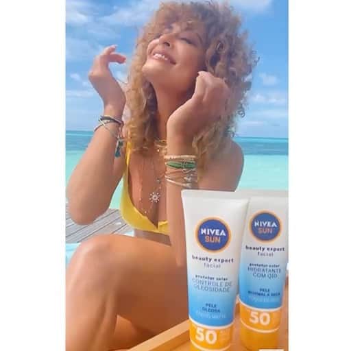 ジュリアナ・パエスのインスタグラム：「Estando aqui nesse paraíso, é quase impossível não se sentir #SolarmenteLinda. O Sol sempre desperta a nossa beleza, né? Me cuidar com a nova linha NIVEA SUN BEAUTY EXPERT me faz sentir ainda mais #SolarmenteLinda.  São 3 opções de protetor solar com uma textura levinha e FPS 50. Com versões para pele oleosa, normal a seca, e com cor (que é o meu queridinho, vocês não tem noção da textura, é incrível! 🥰) sua pele vai ficar radiante e protegida!  E vocês, já experimentaram NIVEA SUN BEAUTY EXPERT? O que vocês fazem para se sentirem #SolarmenteLinda no verão? Contem aqui pra mim! @niveabrasil  #publi」