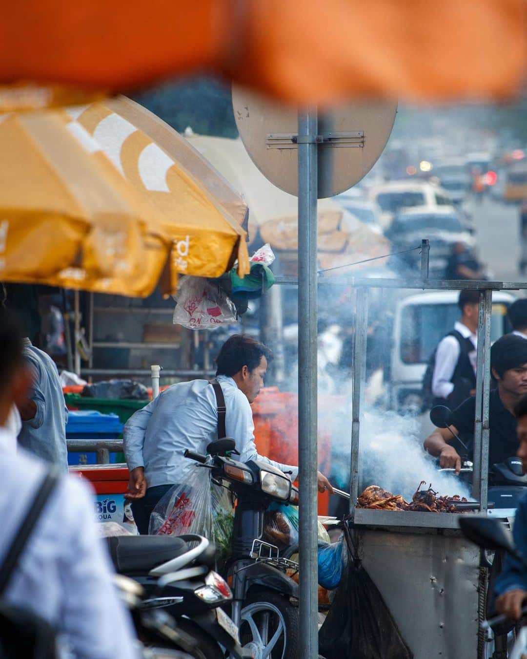 Shunsuke Miyatakeのインスタグラム：「Urban BBQ, Phnom Penh, Cambodia」