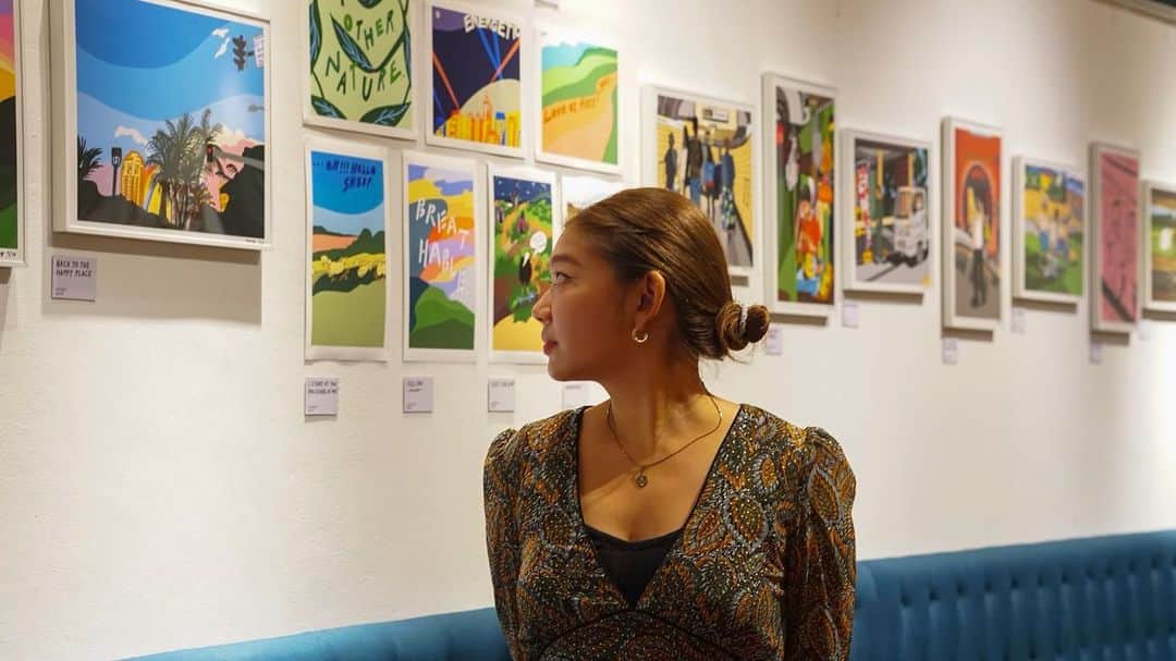 nanamyのインスタグラム：「Throwing back finally my solo exhibition 'WHAT I SEE' at @thehivejapan in October. Huge thank you to everyone for all the kind support for coming to see my illustrations in this tough time!! I hope it made you smile♥️ ・ 10月、丸々1ヶ月開催させていただいた個展をやっと振り返っています。。本当にたくさんサポートしてくれた開催場所のhiveチーム、素敵に、まさに求めていた印刷をしてくださった徳川印刷さん、閉鎖的になってしまう毎日なのに快く足を運んでくれた大好きな家族とお友達、初めましてやお久しぶりのみなさん。本当にみんなの温かさを感じて、たくさんの視点で思った事を伝えてもらえて、本当に1人では成し遂げられなかったなと感じつつ、逆にたくさんのパワーをもらいました。本当にみなさんありがとうございます♥️☺️☺️ また来年もパワーアップして表現できるように💪 ・ Big Arigato to the hive team and Marinasan, Rikasan, Joe, Leona, Samu for nice music! 📷: @smkng」