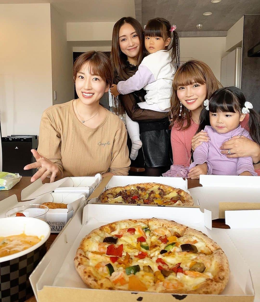 庄司ゆうこさんのインスタグラム写真 - (庄司ゆうこInstagram)「@napolinokama ナポリの窯でピザパーティー🎉🍕🥳 @masamikouchi まさみちゃんの自宅に @fumika0722k ふみかちゃんとお邪魔しました❣️ 期間限定のパスタ、紅ずわい蟹のアメリケーヌソースがめちゃくちゃ美味しかったよぉ✨ 子供たちも大喜び🌟 そして私が着ている服は @coniglio325 ので、ピンクも持ってるんだけど着心地良過ぎて色違いもGETしちゃった❤️ 子供サイズもあるから親子コーデも出来てオススメです♪♪ #ナポリの窯#ピザ#ピザパーティー#デリバリー#デリバリーピザ#ホームパーティー#子連れランチ#こどものいる暮らし #女の子ママ#男の子ママ#頼りになる#先輩ママ」11月23日 22時45分 - yuko.shoji