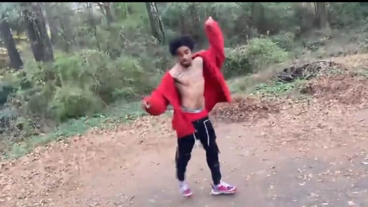 のインスタグラム：「The fuck is he doing?!? 😂😂😂😂😂😂😂😂😂😂😂😂 this how Omarion dance 😂😂😂😂」