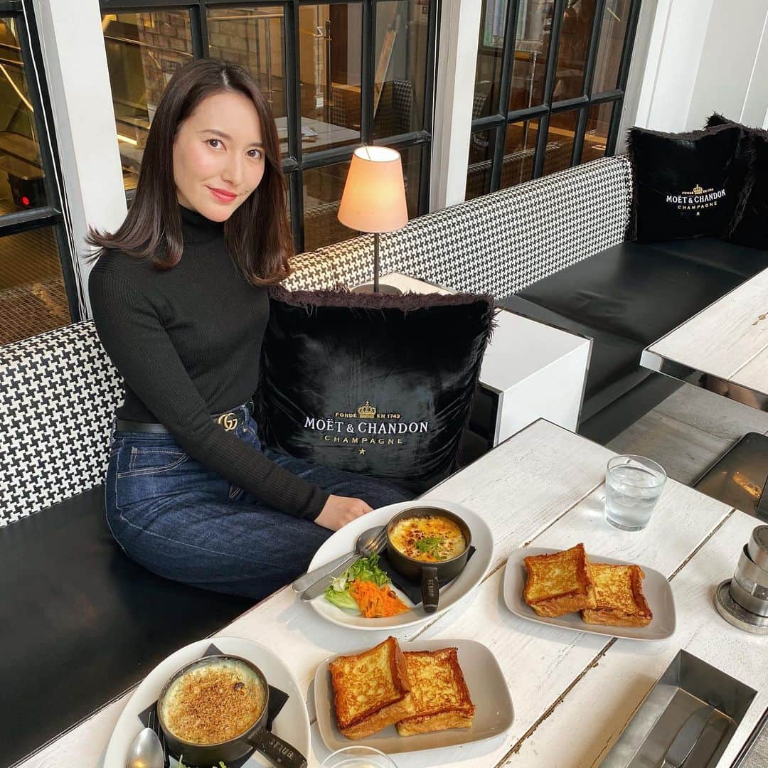 松本リコのインスタグラム：「・ ・ ・ ・ やっと行けたマーサーブランチギンザテラス( @mercer_brunch_ginza_terrace ) フレンチトーストがふわふわで 絶品やった(∩ˊᵕˋ∩)･* おなかいっぱいなった♡ ・ ・ ・ #japanesegirl #japangirl  #japanesemodel #japanmodel #yahoo #お洒落 #インスタグラマー  #インフルエンサー #撮影 #ハーフ顔 #ハーフモデル #fashion #通販モデル #ファッション #楽天 #通販 #グルメ #グルメ好きな人と繋がりたい #銀座ランチ #マーサーブランチギンザテラス」