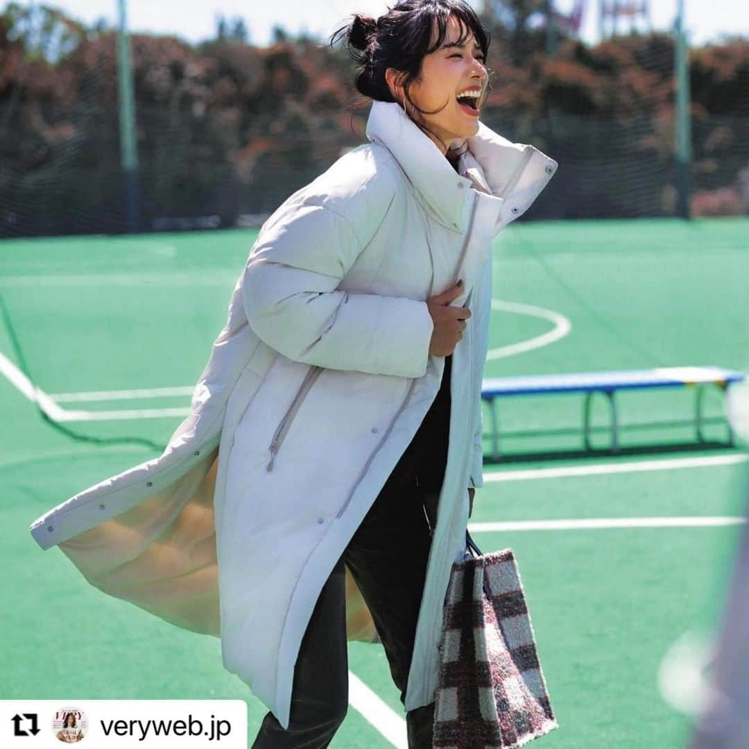 野沢和香さんのインスタグラム写真 - (野沢和香Instagram)「少し前のVERYで　@hereiam.official のダウンを取り上げていただきました😭！ ゔ、うれしいーーーー🙈 最近は自分のモデルの仕事も有難いけども、 一生懸命創ったお洋服をモデルさんが着た写真をこうして見させていただく幸せったらない😭🙏 しかも大好きなマキサヤ　@makinosaya  が可愛く着てくれてるし🤩！ 古巣VERYの皆や、今お世話になっている　@story_love40 、そして　@yogajournal_japan 愛ある皆さんに支えれてHEREIAM感謝感謝しかありません🙈  こちらのダウン11/26日いよいよ入荷します‼️ 皆様よろしくお願いします🙏‼️🙇‍♀️   #Repost @veryweb.jp with @make_repost ・・・ 11月8日（日） スポーツの秋ですね！ お子様の応援に休日も忙しいママは 応援に全力投球できる 軽くて暖かなダウンが必須！ ・ #HEREIAM　の白ダウンコートは12月展開予定 #今日のコーデ  #今日の服  #ootd  #outfit  #秋コーデ  #ダウンコート  #アクティブコーデ  #ダウンコートコーデ  #VERYほぼ毎日コーデ  #VERY編集部  #VERYweb  #雑誌VERY  #牧野紗弥  撮影／曽根将樹〈PEACE MONKEY〉  ヘアメーク／川村友子、TOMOE〈nude.〉 スタイリング／出口奈津子  取材／森田晴菜 ・ ※VERY11月号P121に掲載の商品です。お問い合わせはお控えください」11月23日 22時49分 - wakanozawa