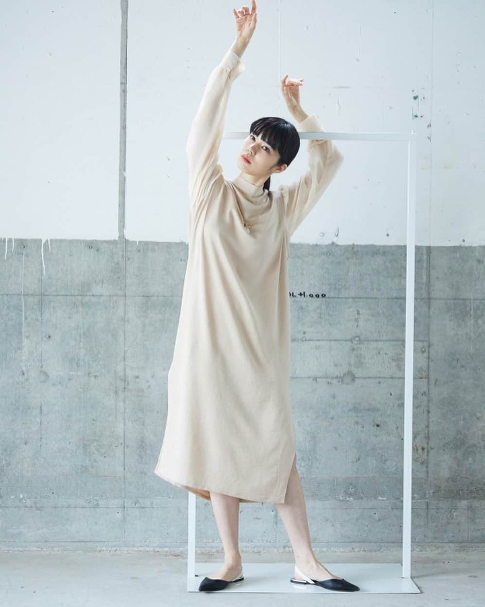 HONEY MI HONEY OFFICIALさんのインスタグラム写真 - (HONEY MI HONEY OFFICIALInstagram)「@ellie_official_____   chiffon sleeve one-piece of.ny.bk freesize  マットサテンを使ったIラインワンピース 袖に楊柳シフォンを組み合わせる事でレイヤードされたように見えるので1枚で着こなしか決まります フレンチネックがモードな印象 両サイドには深めのスリット ベルトでウエストマークしたりパンツを合わせたりと様々な着こなしも楽しめます  @honeymihoney_official  @honeymihoney_style  #HONEYMIHONEY #表参道 #原宿 #南堀江 #大阪 #时尚 #我的最愛 #ハニーミーハニー #tokyo #osaka #outfit #fashion」11月23日 22時52分 - honeymihoney_official