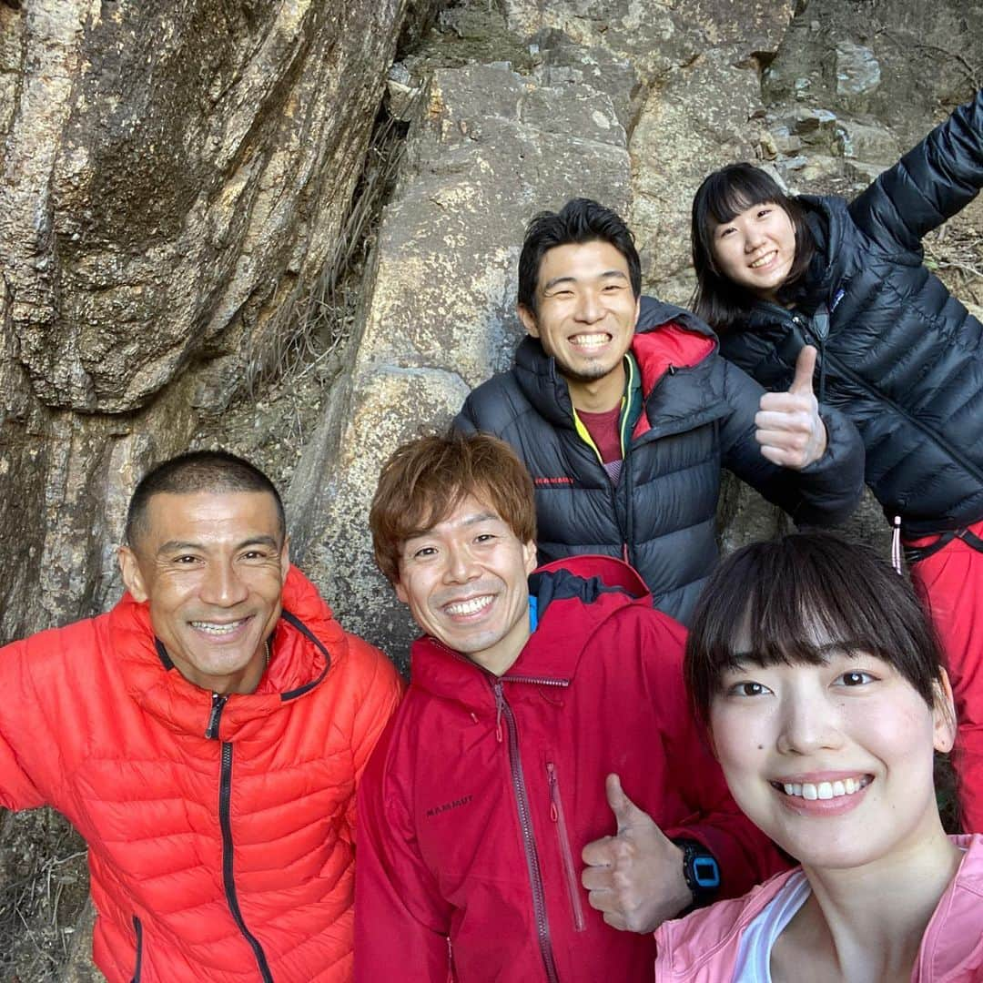 平山ユージさんのインスタグラム写真 - (平山ユージInstagram)「瀬戸内JAM2020最終日、小豆島は吉田の岩場で締めくくることができた。 それぞれが瀬戸内の穏やかな気候や風土の中で思い思いにクライミングを楽しみ、プロジェクトに成功できた🎁🎉㊗️  自分も最高に楽しく皆んなと共に、充実したクライミング。稲垣くんが見つけてくれたプロジェクトに打ち込み2日目の今日、成功‼️動画をみると分かるけど、核心部はギリギリのクライミングをなんとか物にした感じだった💦多分、8b+(5.14a)かな〜  2020年はオリンピックイヤーであったと考え名前は、  「輪」  穏やか、平和、海に囲まれ、日本人、仲間の応援や思いなど成功の理由を考えて行くと和、環、倭でも良かった。  「Wa」  と言う響きが今日の成功のカギだったのかなーーなんて思っている。  瀬戸内JAM2020に参加された皆さん、3日間ありがとうございました🙏  On the final day of Setouchi JAM2020, Shodoshima was able to conclude at Yoshida area.  Each of them enjoyed climbing in the mild climate and climate of Setouchi and succeeded in the project 🎁🎉㊗️   It was a fulfilling climb with everyone who was the most enjoyable.  I devoted myself to the project that Inagaki-kun found and succeeded today on the second day! ️ As you can see from the video, the core part was like climbing at the last minute 💦 Maybe 8b + (5.14a) ~   I think that 2020 was the Olympic year, and the name is   "Wa (mean ring)"   Surrounded by calmness, peace, and the sea, when I thought about the reasons for success, such as the support and thoughts of friends. it was good to chose 和(harmony) 環(ring)倭(Japanese)  (Those words are same pronunciations)   "Wa"   I wonder if that sound was the key to today's success.   Thank you to everyone who participated in Setouchi JAM2020 for 3 days 🙏  #瀬戸内jam2020 #小豆島 #syodoshima」11月23日 22時54分 - yuji_hirayama_stonerider