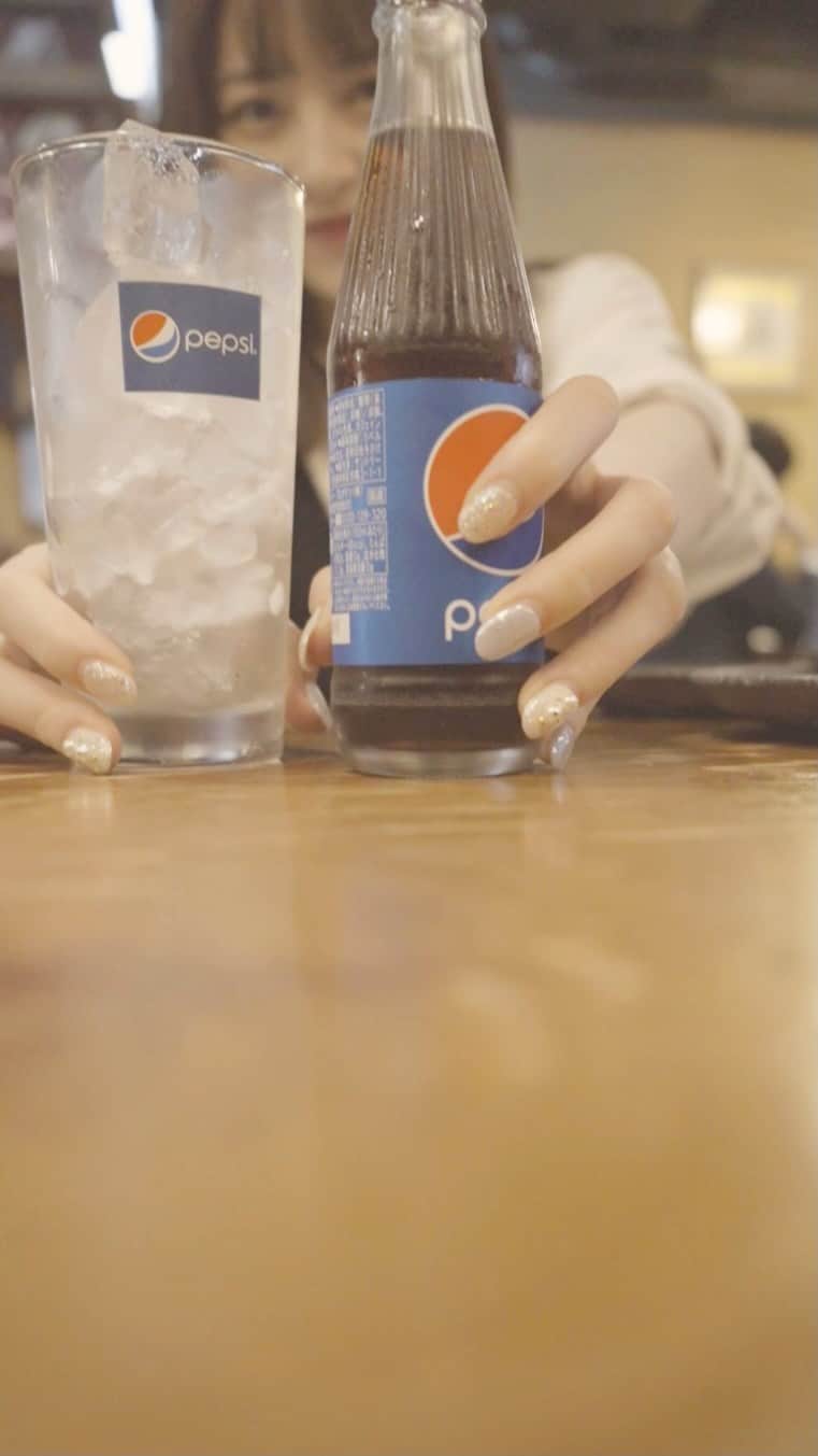 のインスタグラム：「ただただコーラを注ぐだけの動画（笑）」