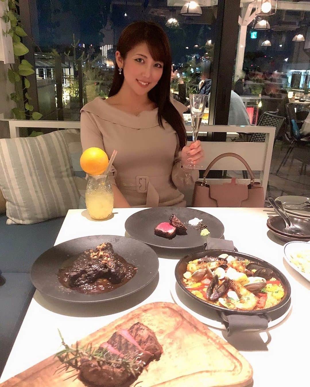 神谷麻美さんのインスタグラム写真 - (神谷麻美Instagram)「#besideseaside でディナー✨🍽🍷✨ とても素敵な場所で海の目の前🥰⚓️💕✨ 料理も全部美味しかったです❣️🥰✨ オレンジ🍊のジュース、カプチーノ可愛いすぎました☺️❣️✨  #浜松町グルメ  #カジュッタ 🍊💕 #パエリア 🥘✨ #テラスディナー #テラス席ワンコok 🐩💗✨」11月23日 22時58分 - asamice428