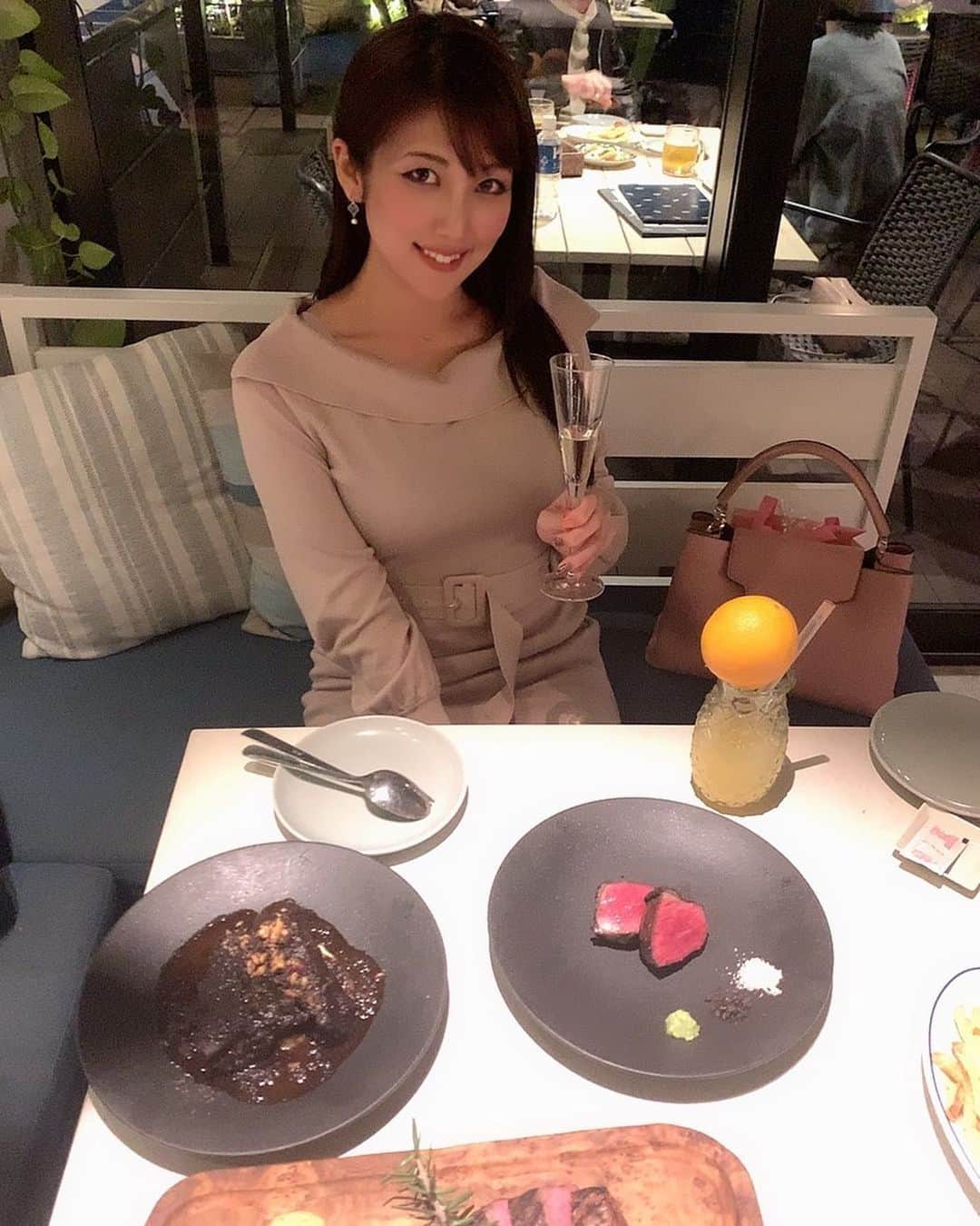 神谷麻美さんのインスタグラム写真 - (神谷麻美Instagram)「#besideseaside でディナー✨🍽🍷✨ とても素敵な場所で海の目の前🥰⚓️💕✨ 料理も全部美味しかったです❣️🥰✨ オレンジ🍊のジュース、カプチーノ可愛いすぎました☺️❣️✨  #浜松町グルメ  #カジュッタ 🍊💕 #パエリア 🥘✨ #テラスディナー #テラス席ワンコok 🐩💗✨」11月23日 22時58分 - asamice428